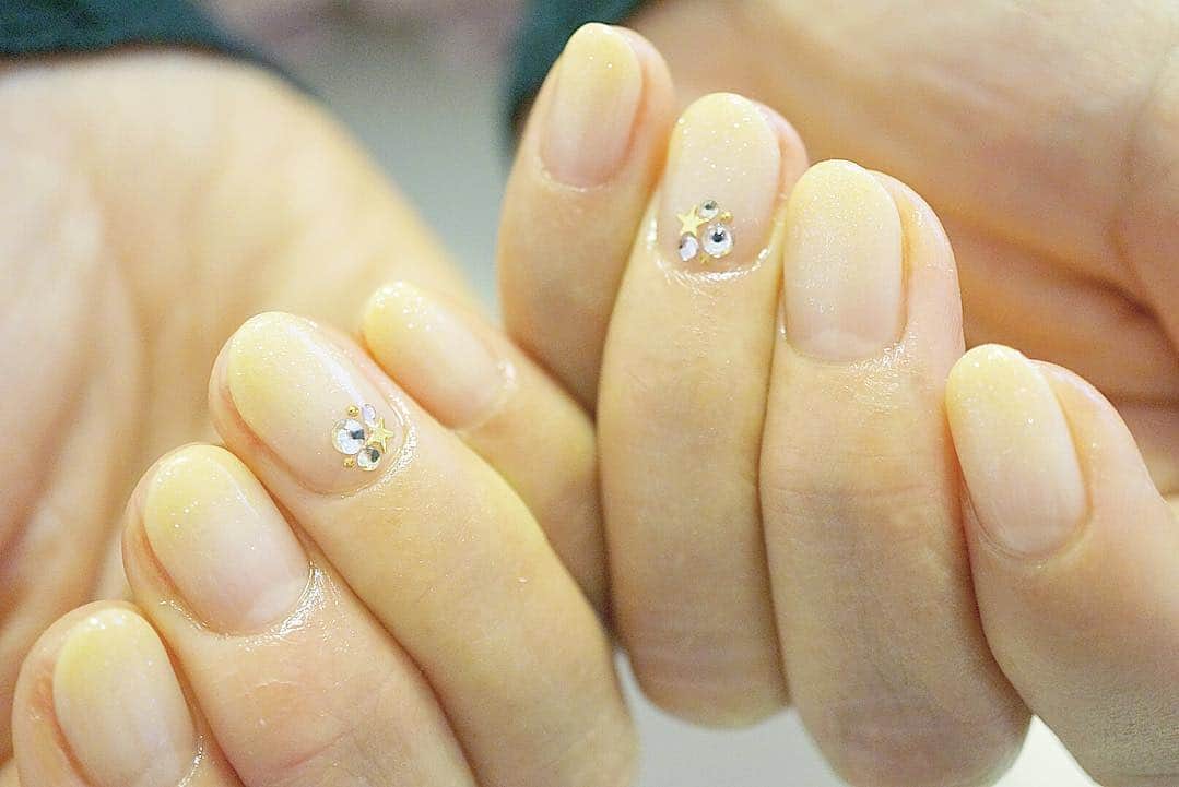 Kana Kobayashiさんのインスタグラム写真 - (Kana KobayashiInstagram)「新色のイエローでグラデーション、その上にラメパウダー✧ キラキラのグラデーションが爽やかで春らしい✾ ・ ・ お問い合わせ ☎︎07069989946 LINE🆔 @wno5786r #nail #jelnail #nailart #accessory #fashion #Anela #beauty #ジェルネイル #ネイルアート #表参道 #小林奏 #wedding #bridal #ウェディング #子連れok  #大人ネイル #ネイル #青山 #シンプルネイル #イエロー #yellow #春ネイル #ラメ #キラキラネイル #spring #グラデーション」3月30日 9時31分 - anela_kana