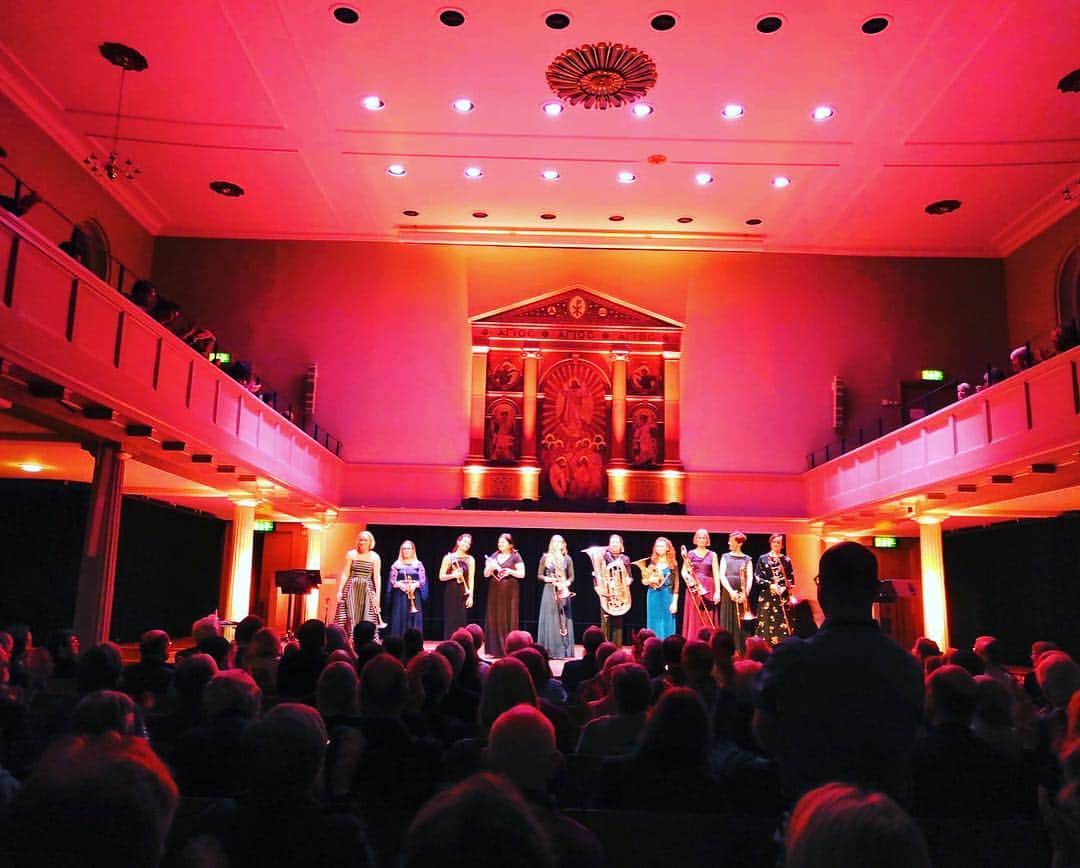 ティーネ・ティング・ヘルセットのインスタグラム：「So happy after first concert of #tenthingtour2019 🎺🥳 Thank you @stgeorgesbris for having us! Next stop Manchester and #bridgewaterhall - concert Sunday. Then US for two weeks ✈️😎 @tenthing」