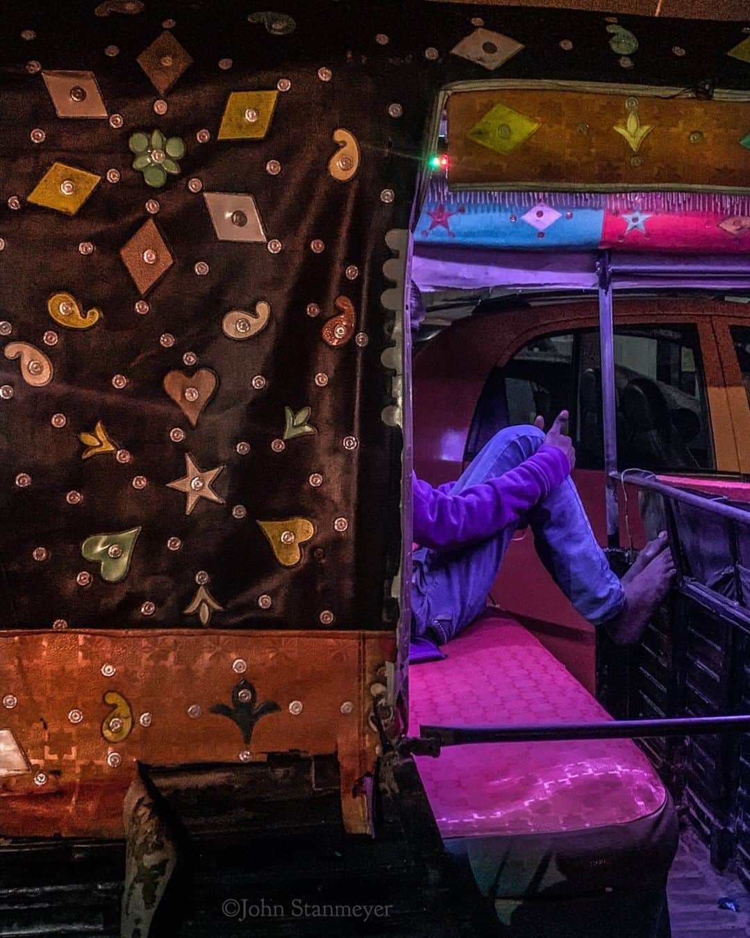 のインスタグラム：「Photo by @johnstanmeyer | While in India a few weeks ago on assignment for part VIII of @outofedenwalk with @natgeo, there was a kind fellow I met, resting in his rickshaw among the evening colors of Bhagalpur in India. @outofedenwalk @natgeoimagecollection #india #bhagalpur #rickshaw #night #lights」