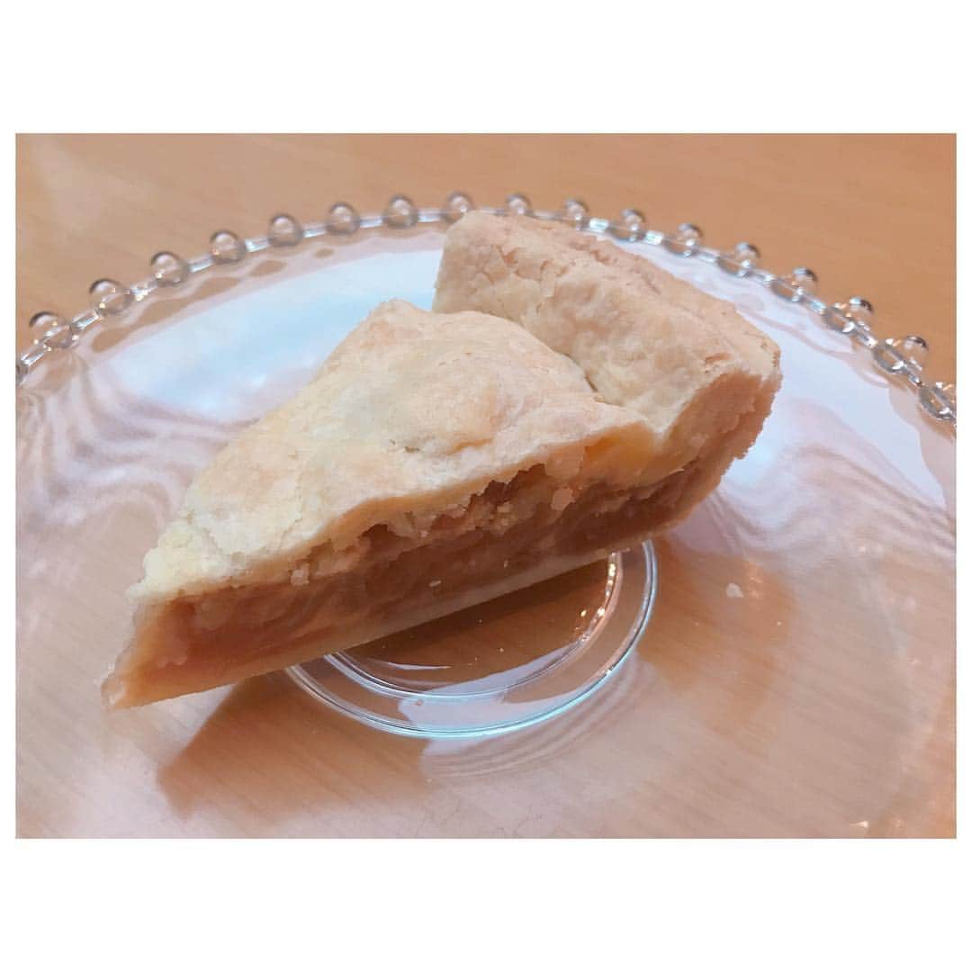 のインスタグラム：「gm☻ 私の中でNo.1アップルパイ。 @matsunosuke_ny のカスタードアップルパイ🍎 カスタードとりんごのバランスが絶妙でほんとペロリと食べられちゃう。 あとね、パイ生地の硬さも絶妙なのです。 たまにフォークで切るのが大変過ぎるくらい下が硬いアップルパイあるじゃないですか。 全然切れなくて力入れたら皿からパイ飛んでくやつ🤣 そんなことは決して起こらないパイのクオリティーも好き。 10月から3月までしか販売していないのでしばらくまた食べられなーい😵 #yum #yummy #applepie」