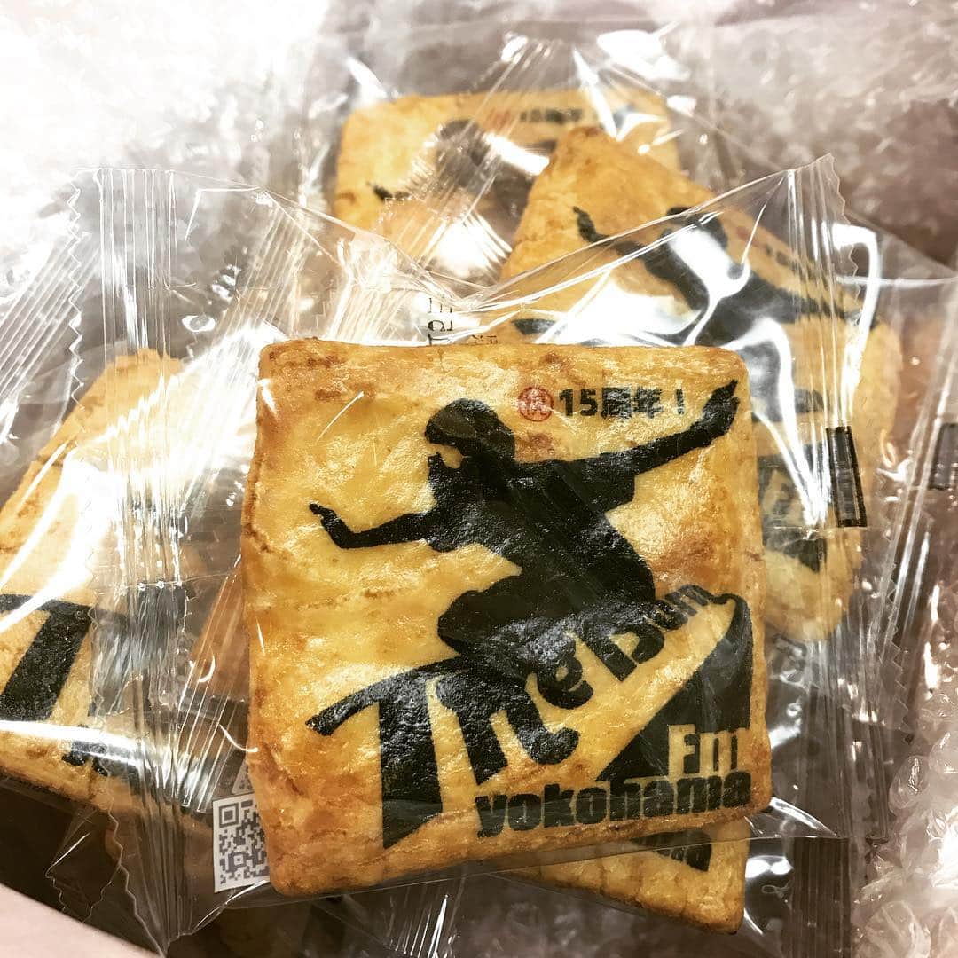 井手大介のインスタグラム：「リスナーさんが4月での15周年を記念して特注の #せんべい を贈ってくれました！ありがとうございます。すごい！#ザバーン ロゴは海苔で出来てます。#theburn847 #fmyokohama」