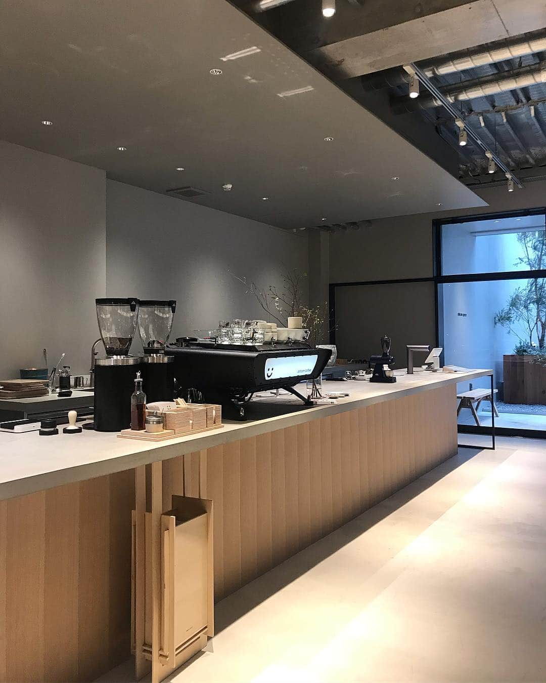 goodcoffeemeさんのインスタグラム写真 - (goodcoffeemeInstagram)「Back in Tokyo! Checking out the new 「dotcom space」 nearby Harajuku station. Very friendly staff, and great space! You can even (learn how to) drip your own coffee there! Congratulations on opening, @dotcomspacetokyo 🎉 @vja  #dotcomspace #goodcoffee_harajuku #goodcoffee_tokyo」3月30日 9時54分 - goodcoffeeme