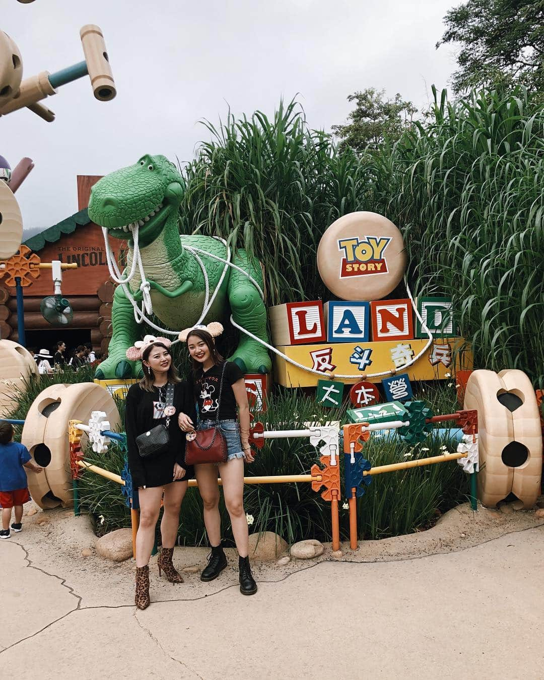 阿部紫夕那さんのインスタグラム写真 - (阿部紫夕那Instagram)「. TOY STORY LAND 可愛かった😍❤️ . #ディズニー #ディズニーランド #香港ディズニー #香港ディズニーランド #ダッフィー #イヤーハット #HDL #hongkong #hongkongdisneyland #香港旅行 #香港観光 #トイストーリー #トイストーリーランド #TOYSTORYLAND」3月30日 9時55分 - shunatan317