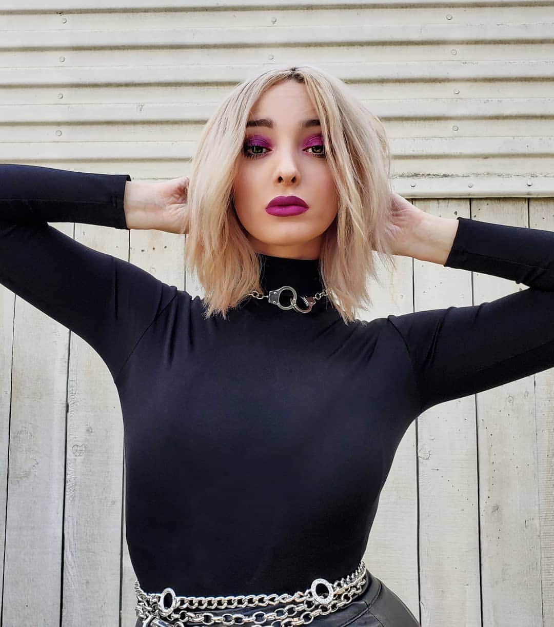 エマ・デュモンのインスタグラム：「Rawr!」