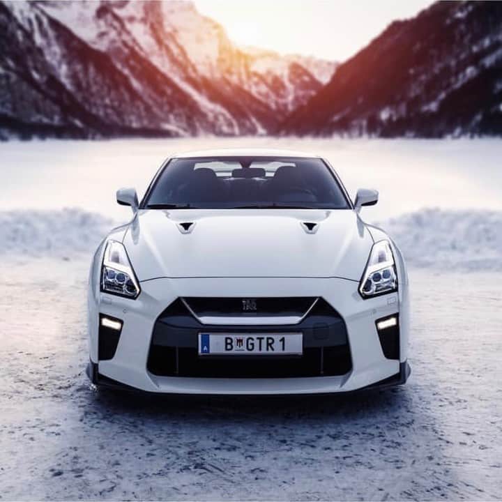 のインスタグラム：「Into the #weekend with this mountain beast. #NissanGTR #Nissan #GTR 📷: @mhphotographyvlbg」