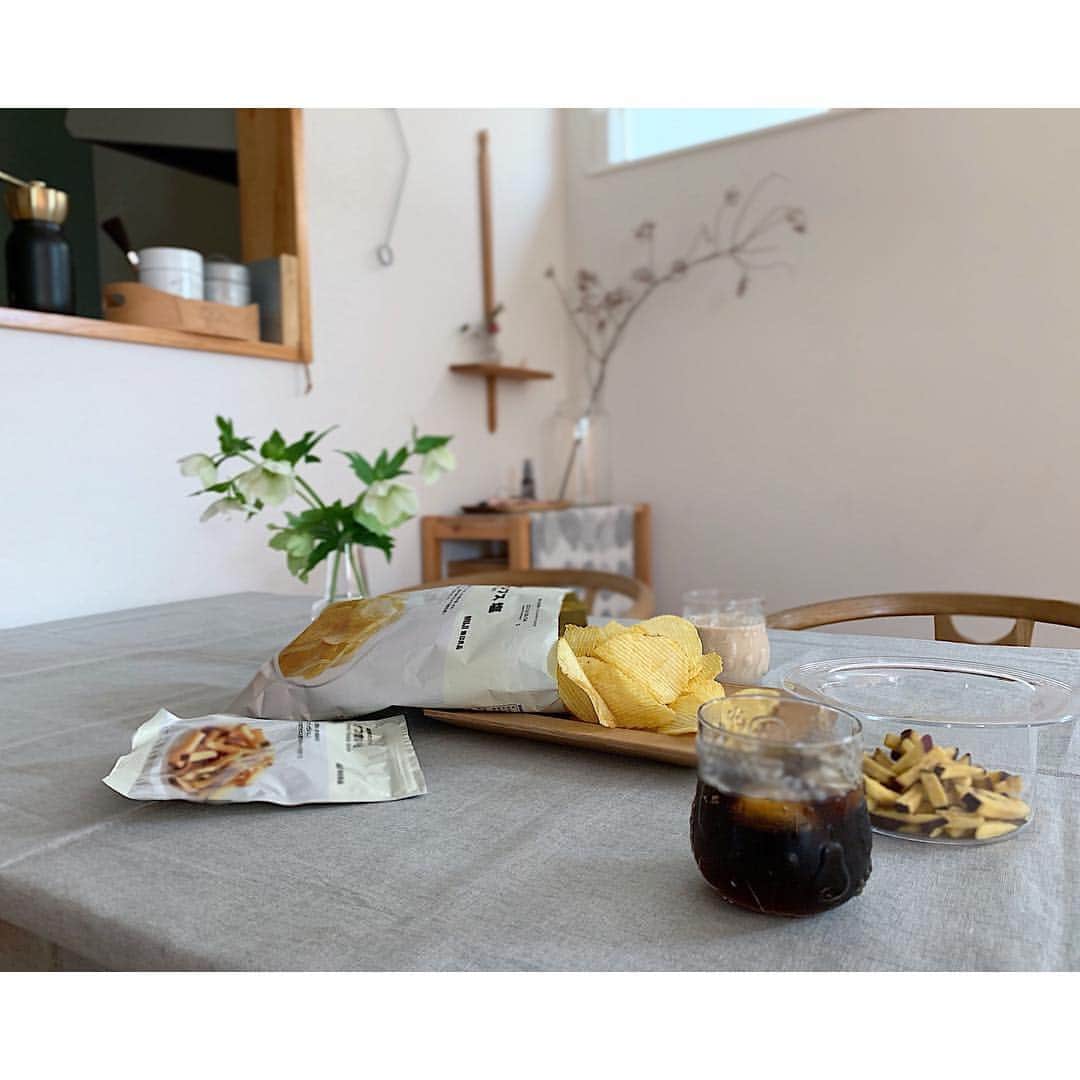 emiさんのインスタグラム写真 - (emiInstagram)「子どもが生まれてから食生活に少し気を使うようになり、添加物はやはり気になるようになりました。 ・ ・ 最近食品添加物の表記が変わりつつあります。 今現在原則加工食品のパッケージには食品添加物が表記されています。ご存知の方も多いと思いますが、その表記が食品添加物は『/』を用いて表記されるようになってきています。つまり『/』の後ろに表記されているものが食品添加物です。この表記方法は2020年3月末までに完全に切り替わるのであと1年間は今までの表記と混在しますが、分かり安くなるのはすごくいい！ ・ ・ おやつもいつでも手作りしてあげれたらいいんだろうけれど、なかなかそういうわけにもいかないので市販のおやつもよく買います。 ・ ・ 添加物を気にしすぎてたらキリがないしお菓子はとくに添加物の入ってない方が少ないから、食べたいものを買うことも多いのですが少しでも表記を気にしたり入ってないものを選んだりそれだけでも気持ち違うかななんて思っています。 ・ ・ 無印から最近発売されたポテトチップスは馬鈴薯と植物油脂と食塩だけ(塩味は)。少し塩分強めかなとも思ったけど、安心して食べさせることが出来ます(人'v`*) ポテトチップスだったらノースカラーズのも美味しいです！←楽天でも売ってます ・ ・ あとスーパーでよく売ってる「 #こだわり極プリン 」がすごくおすすめ！ 原材料は乳製品、砂糖、全卵、卵黄 だけ。よくある香料、着色料、保存料などが入ってなくて、とにかく美味しい。色々な味が出ててチョコ味も美味しかった〜。 ・ ・ ・ 添加物を完全除去する暮らしはなかなか難しいけれど、少し気にして安心安全なものを食べたい食べさせたいなぁと思います☺︎ ・ ・ ・ #おやつ#添加物#食品添加物#暮らし #cogu#フルッタ#津村里佳 #高塚和則 #クリスマスローズ#暮らしを楽しむ#丁寧な暮らし#無印良品#ノースカラーズの純国産シリーズ#roomインフルエンサー#楽天roomに載せてます」3月30日 10時09分 - emiyuto