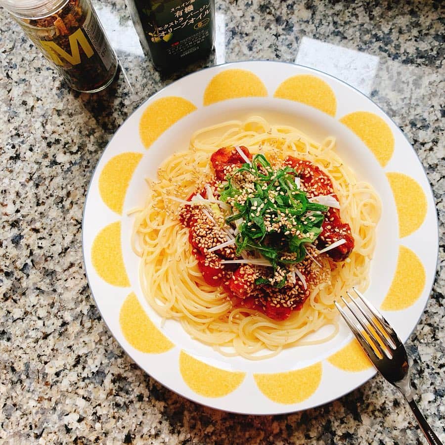 多岐川華子さんのインスタグラム写真 - (多岐川華子Instagram)「お仕事の前に、缶詰で簡単ごはん🍝 今回は【さばのトマト煮缶】 この缶詰には鯖やトマトの他に じゃがいもやオリーブも入ってて✨ なんならコンソメなんかも入ってた。 フライパンで醤油と酒、塩胡椒はほんの少しプラスしたけど楽っ。 （↑しなくても充分美味しい）  長ネギと大葉、白ごまをのせて 途中から七味唐辛子🌶もかけて美味しくいただきました😚🙏 . . #food#instafood#japanesefood#cooking#instagood#japan##pasta#おうちごはん#家ごはん#ごはん#朝ご飯#昼ごはん#ダイエット#食事#バランス#献立#食の大切さ#時短#簡単料理#さばのトマト煮缶#パスタ#缶詰#缶詰レシピ#はなこ飯」3月30日 10時07分 - hanako__official