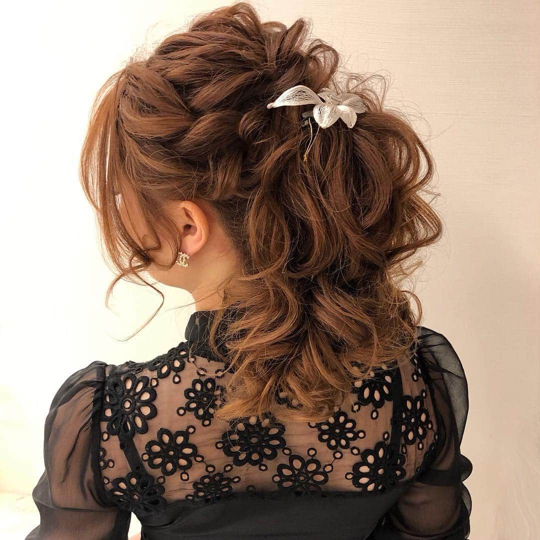 のインスタグラム：「先日のお客様。 アレンジ中間ポニー。  #ヘアメイク #ヘアセット #ヘアアレンジ #ヘアスタイル #銀座#美容師 #ウェディング#ウェディングヘア #ブライダル#ブライダルヘア #結婚式#プレ花嫁#花嫁#前撮り#着物#浴衣 #シニヨン#ダウン#ダウンスタイル#編み込み#ヘアメイクリハーサル #bride#bridehair#bridal#updo#upstyle」