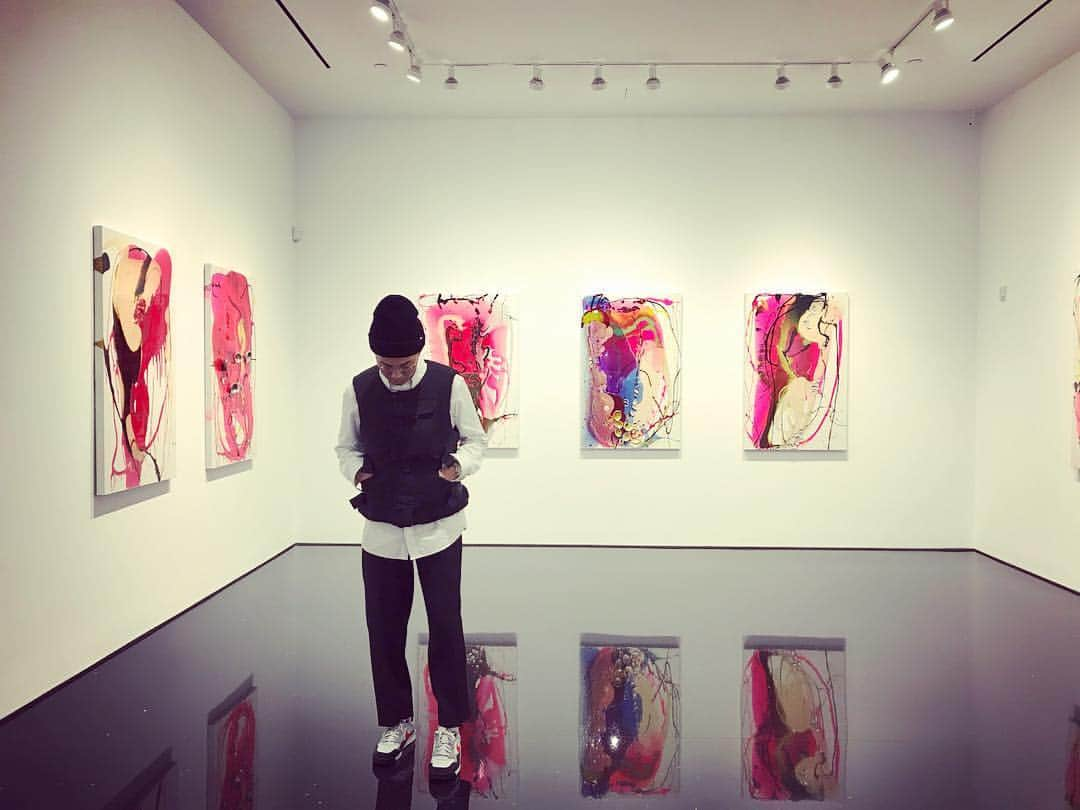 綾部祐二さんのインスタグラム写真 - (綾部祐二Instagram)「At Gagosian @gagosian  @ramon_vega_studio  #helenmarden  #arakawa vest: @junyawatanabeofficial  shirt: @calvinklein  pants : @acnestudios  sneakers: @nikenyc glasses: @eyevan_official」3月30日 10時25分 - yujiayabe