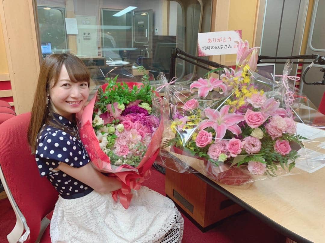 のインスタグラム：「今日、5年間続けさせてもらったアットFMでの生放送が終わりました。 支えてくださった皆さんに感謝の気持ちでいっぱいです！最後まで楽しい時間を過ごせて良かった♪私らしい最終回になったと思います。笑  中学校からの夢、アナウンサー。夢を叶えるためにがむしゃらに過ごした学生生活と就職活動。夢が叶ってからの８年間、毎日毎日が愛しい日々でした。振り返るとあっという間だったなぁ。 楽しかったことも辛かったことも悔しかったことも全部全部ぜーんぶ大切な思い出です。  今日で生放送はひとまず終わり。 この立場をいつか失ってしまったらと不安と戦う毎日ともお別れかと思うと…正直少しホッとしている自分がいます。 これからはお腹のbaby👶と過ごす時間を大切にして、また必ず戻ってきます。  ご報告遅れましたが、私 佐井祐里奈 今年の夏に母になる予定です。🤰 子どもを授かったら仕事・夢を諦めなくてはいけない、休まず仕事を続けなければ立場を失うかもしれない…  ではなく！  しっかり休んで子どもと過ごす時間も大切にして、その上でまた戻ってこられると証明したいです😊 それが私にできる大切な仕事のひとつだと尊敬する先輩からアドバイスを受けました。 明るい未来のために。  役目を果たすぞ！  えこさん、ありがとうございます。  あたたかい皆さんのおかげでまだまだ私頑張れそうです💕感謝！  これからも皆さん、あたたかく見守ってくだサイ🦏  佐井祐里奈  2019.03.30 . . . . #アットFM #サタデー #radio #アナウンサー #生放送 #感謝 #chesty #チェスティ  追記  水曜夜9時のフードスタイルナビゲーション 金曜夜9時のフライデーナイトフィーバー  土曜朝8時のおはクラは続きます❤️ 引き続きよろしくお願いします🥺✨」