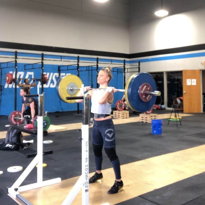 モーガン・キングのインスタグラム：「I had an epiphany on my jerks. Sharing my serious thoughts with my coach usually works out well. • • • #slide #dontjump #jerk #stilllearning #weightlifting #flojo #whydoiweirdthings #powerandgraceperformance #noexcuses」