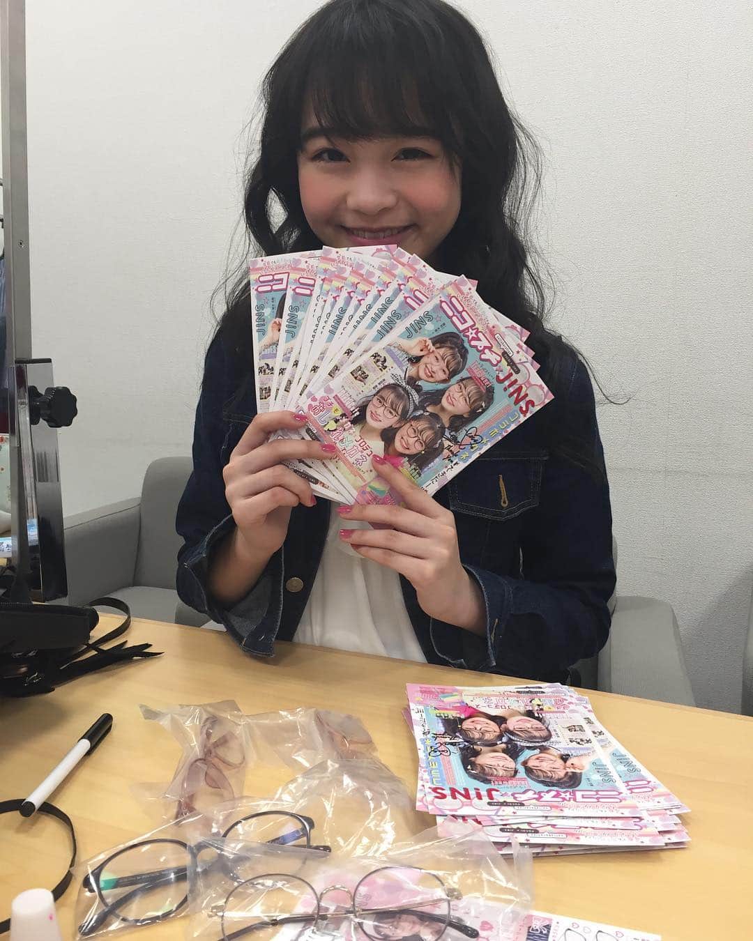 ニコ☆プチのインスタグラム：「本日JINSイオンモール浜松市野店でおしゃれメガネbyニコ☆プチの発売記念イベント🙌  メイク中にサインを書き書き💕 一部は11時〜、二部は13時半〜  今日メアリとキノンが着る衣装は、アルジー、ジディー、ジェニィのショップでも展示中‼️ お近くのみなさん、遊びに来てね💨  #ジンズ #JINS #おしゃれメガネ #イオンモール浜松市野 #アルジー #ジディー #ジェニィ」