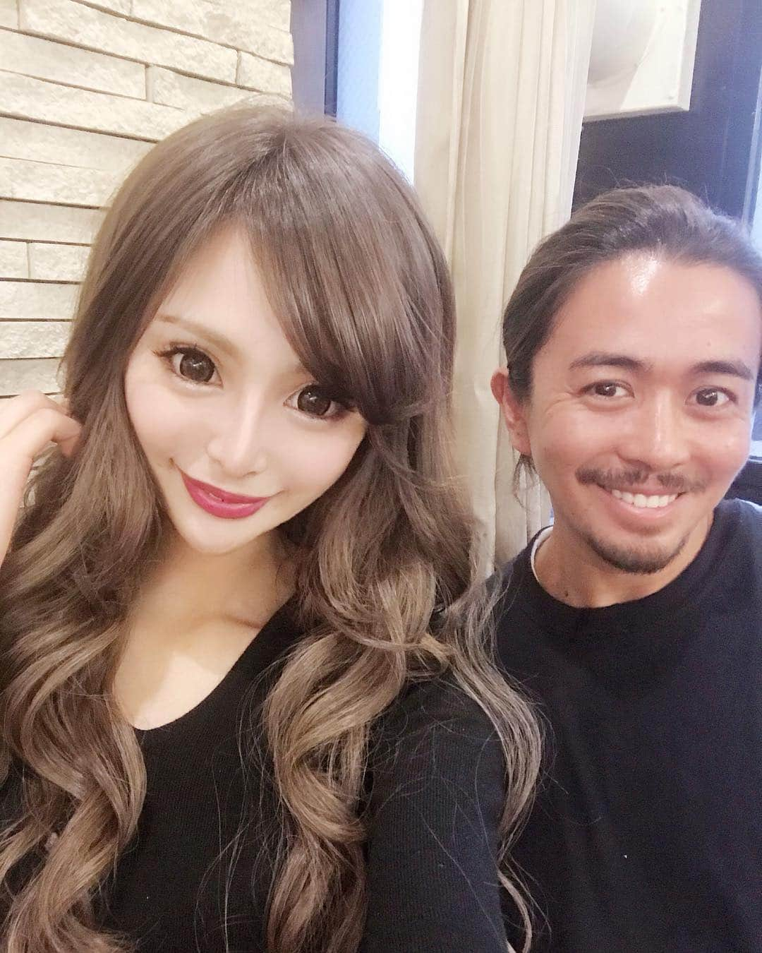 marinさんのインスタグラム写真 - (marinInstagram)「こないだラピス行ってきました🧜‍♀️ 渋谷店だよ🙈💓 安定の担当はげんさん🐥👏 . ， 今回もお気に入りの色に してくれたよ🍓🥺 エクステはスーパーロングにした😍 巻いた時ほんと盛れるから好き🥰 ， ， トリートメントのおかげで 痛みまくった髪の毛が サラサラになって良かった😭💗 げんさん今回も ありがとうございました🙇‍♀️🙏✨ ， ， #渋谷#ラピス#lapis#エクステ#スーパーロング#newhair#haircolor」3月30日 10時33分 - maririn__78