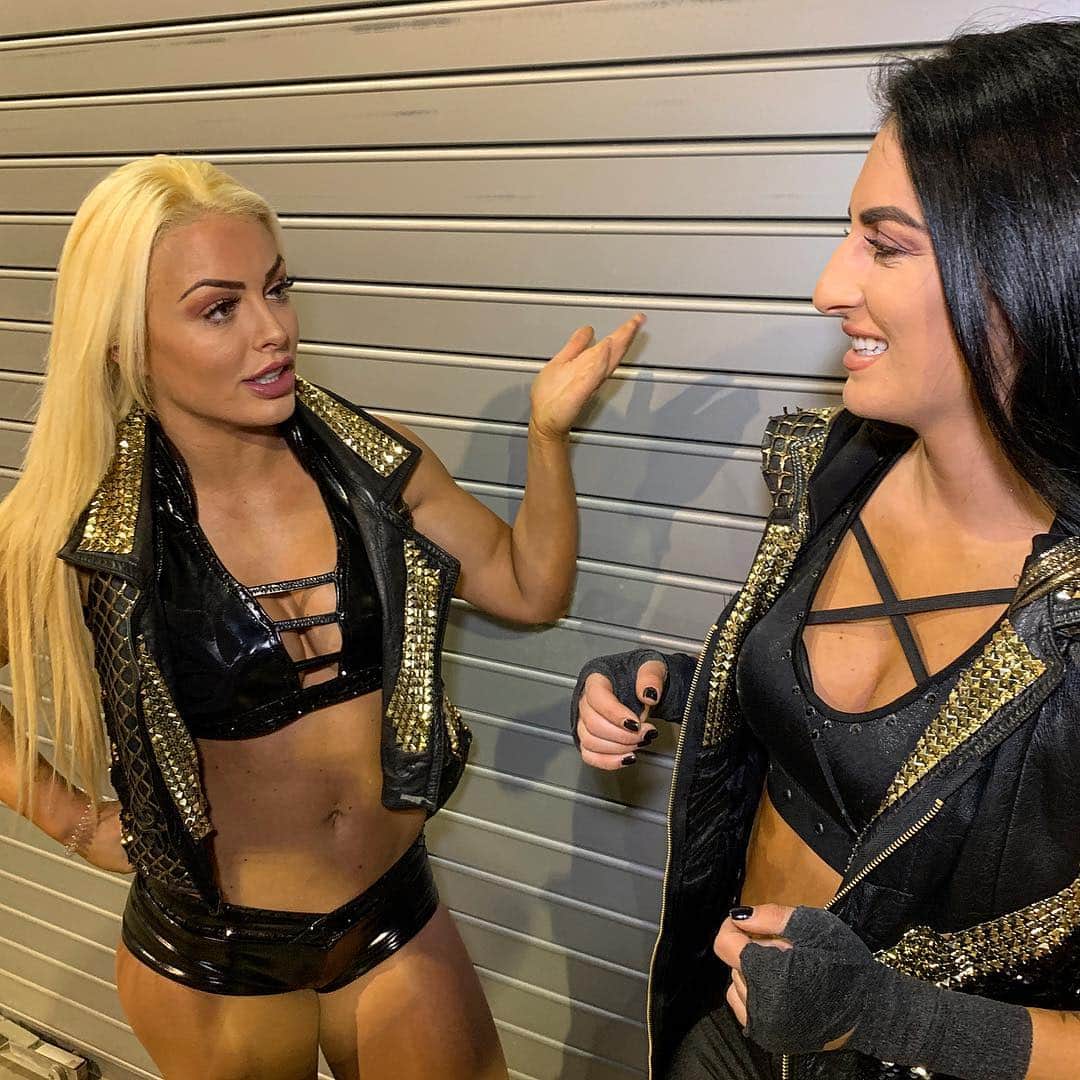 WWEさんのインスタグラム写真 - (WWEInstagram)「It’s another #FireandDesire strategy meeting at #WWEPikeville ahead of the Women’s Battle Royal at #WrestleMana!  @mandysacs @sonyadevillewwe」3月30日 10時45分 - wwe