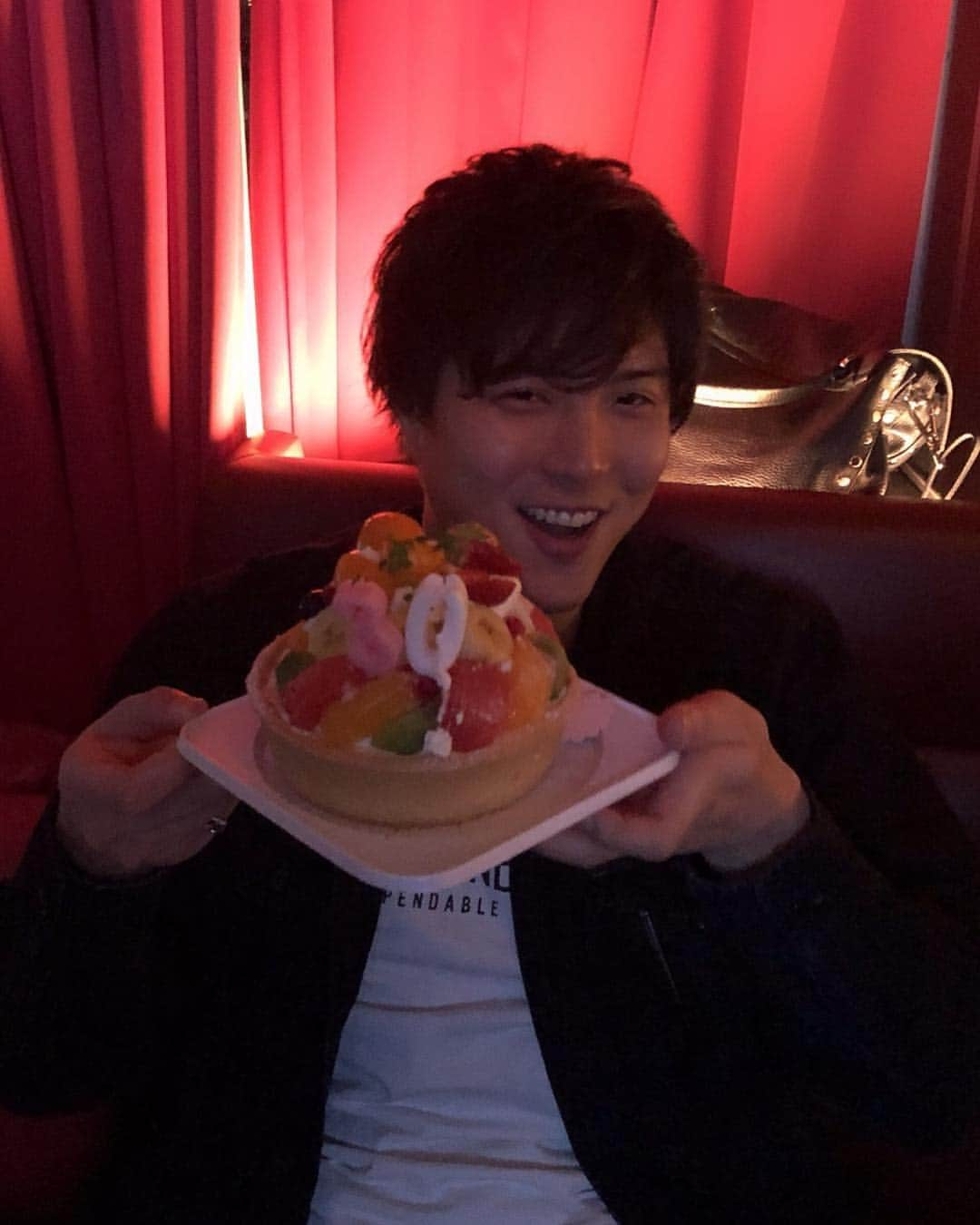 保田賢也のインスタグラム：「. 素敵な仲間たちに30歳の誕生日を祝ってもらいました‼️ 幸せです(^^) みんなありがとう 30歳頑張ります‼️ . #誕生日 #やっと30歳 #泣いたのはここだけの話 🤫 #なんで泣いたかな 笑 #シャツが2年前の誕生日と同じなのもここだけの話 🤫 #また投稿します #ご近所物語 . .  いつもDMやコメント、色んな形で応援してくれるみんなにも感謝でいっぱいです. 30歳になってもよろしくお願いします‼️. 突っ走ります👍👍👍」