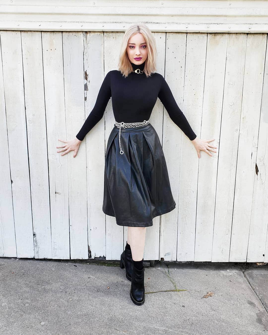エマ・デュモンのインスタグラム：「🖤🖤🖤」