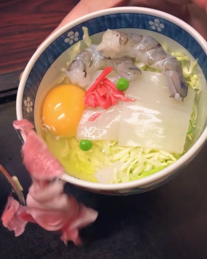 サイモンとマルティナのインスタグラム：「A little video featuring the always yummy, okonomiyaki #お好み焼き savoury Japanese pancake. Our favourite location is a small family business located inside of a Japanese home. 💕 There is something entirely satisfying about being able to cook your own food. I’ve always loved that about Korean BBQ as well. Have you ever had the chance to make and cook your own food while in a restaurant? 🤔」