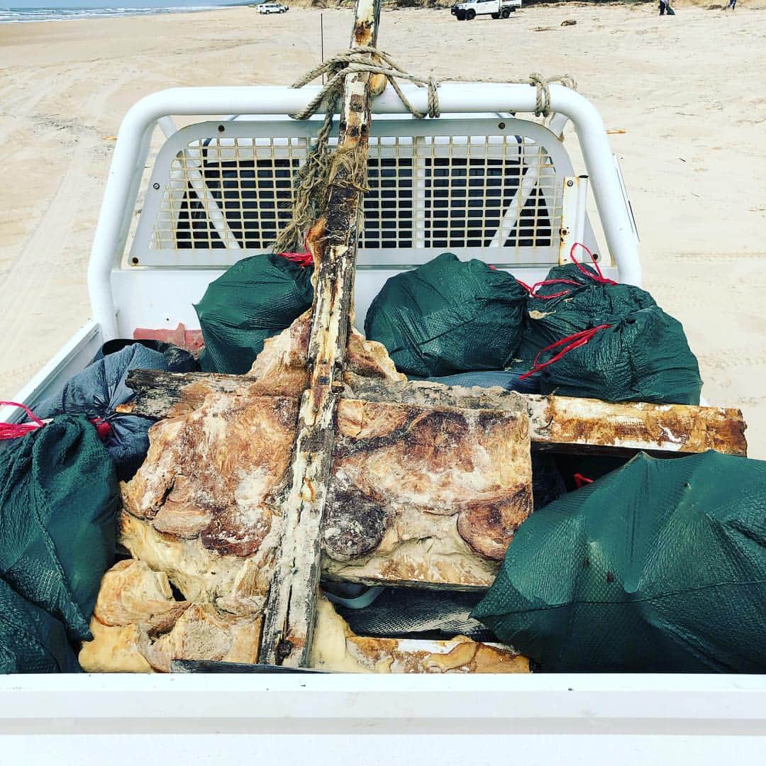 ジェイク・パッカードさんのインスタグラム写真 - (ジェイク・パッカードInstagram)「Shocked to see beaches littered with the amount of plastic and rubbing along Fraser Island. The group filled 3 trays of rubbish along a 500m stretch of beach. @citizensgbr @usc.australia #raiseawareness #plasticocean #plasticfree #bunchoflegends #helpsavetheplanet」3月30日 10時53分 - jake_packard