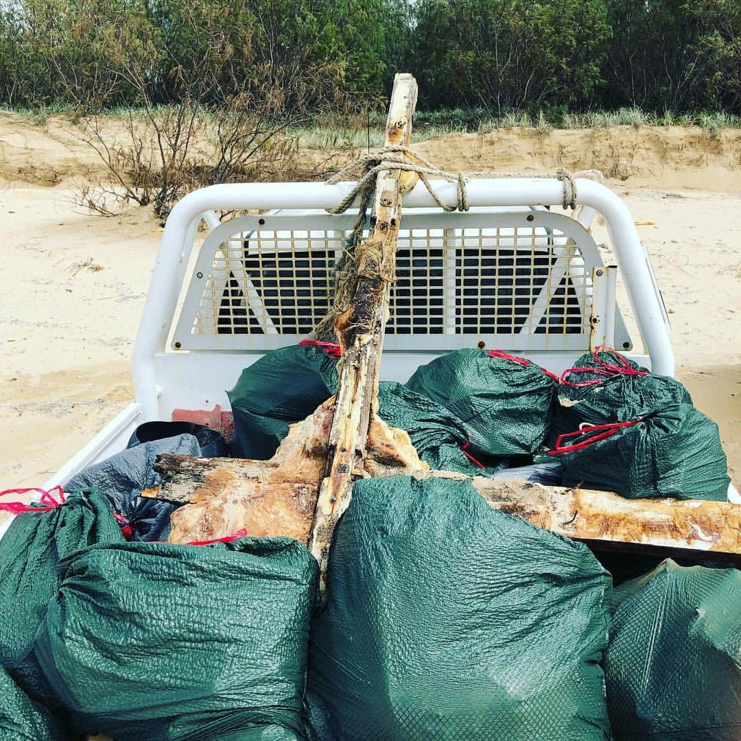 ジェイク・パッカードさんのインスタグラム写真 - (ジェイク・パッカードInstagram)「Shocked to see beaches littered with the amount of plastic and rubbing along Fraser Island. The group filled 3 trays of rubbish along a 500m stretch of beach. @citizensgbr @usc.australia #raiseawareness #plasticocean #plasticfree #bunchoflegends #helpsavetheplanet」3月30日 10時53分 - jake_packard