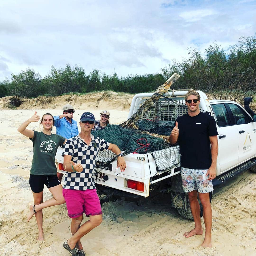 ジェイク・パッカードさんのインスタグラム写真 - (ジェイク・パッカードInstagram)「Shocked to see beaches littered with the amount of plastic and rubbing along Fraser Island. The group filled 3 trays of rubbish along a 500m stretch of beach. @citizensgbr @usc.australia #raiseawareness #plasticocean #plasticfree #bunchoflegends #helpsavetheplanet」3月30日 10時53分 - jake_packard