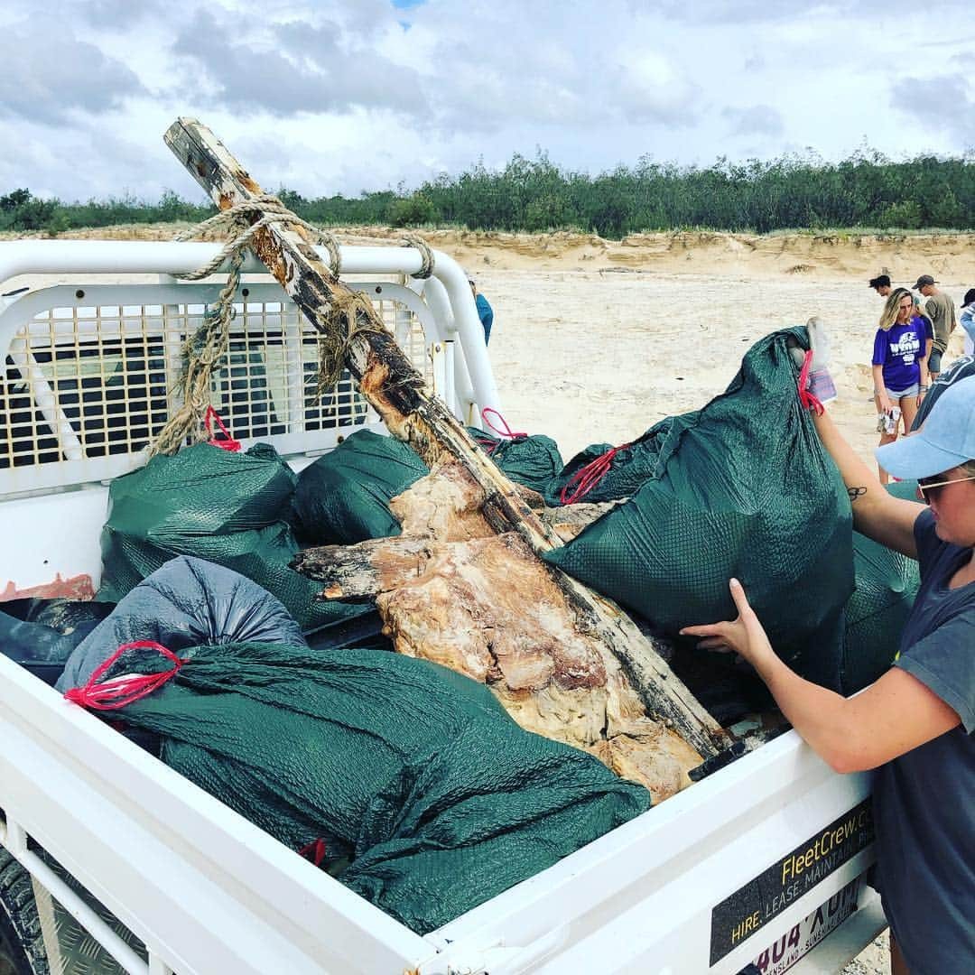 ジェイク・パッカードさんのインスタグラム写真 - (ジェイク・パッカードInstagram)「Shocked to see beaches littered with the amount of plastic and rubbing along Fraser Island. The group filled 3 trays of rubbish along a 500m stretch of beach. @citizensgbr @usc.australia #raiseawareness #plasticocean #plasticfree #bunchoflegends #helpsavetheplanet」3月30日 10時53分 - jake_packard