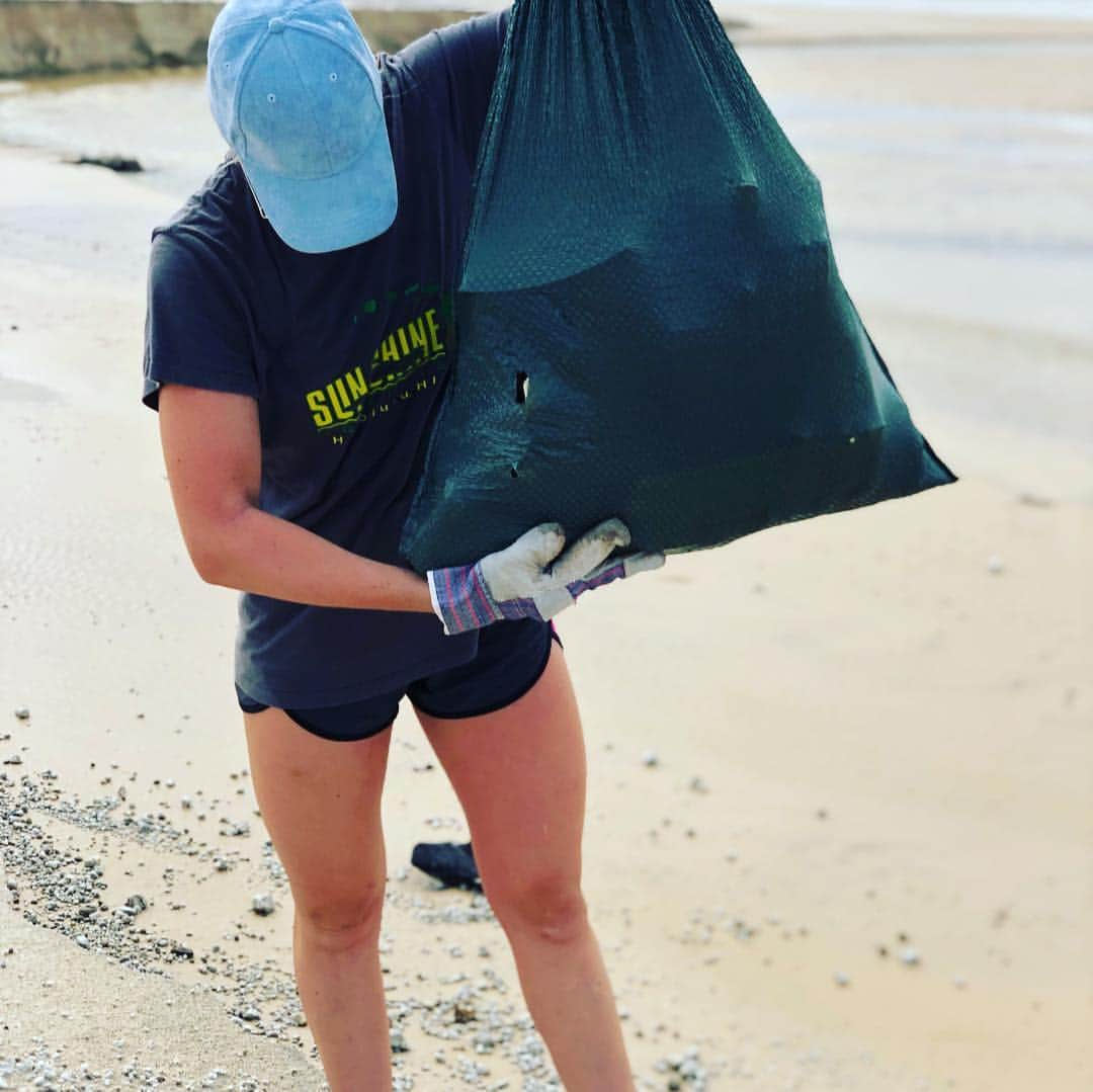 ジェイク・パッカードさんのインスタグラム写真 - (ジェイク・パッカードInstagram)「Shocked to see beaches littered with the amount of plastic and rubbing along Fraser Island. The group filled 3 trays of rubbish along a 500m stretch of beach. @citizensgbr @usc.australia #raiseawareness #plasticocean #plasticfree #bunchoflegends #helpsavetheplanet」3月30日 10時53分 - jake_packard