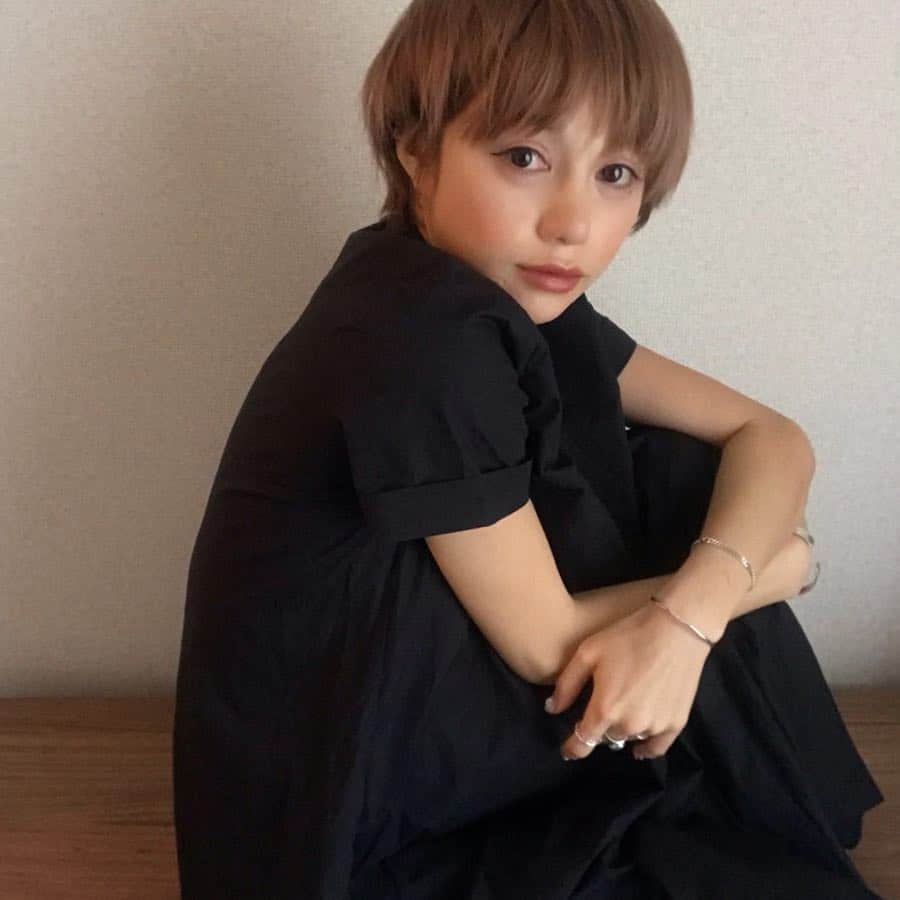 長谷川あやさんのインスタグラム写真 - (長谷川あやInstagram)「👖👖👖 #fashion #ootd #outfit #code #coordinate #style #titivate #titivatestyle #マタニティコーデ #妊婦コーデ #32w #プレママ #妊婦 #妊娠9ヶ月 #初マタ #妊娠32週 #152せんちこーで @titivatejp ・ ・ ・ いよいよ9ヶ月目に突入〜〜😂🙌 最近の悩みは浮腫みで象さん並みに ぶっとくなってきたふくらはぎ、、、💦 ・ いままで体が浮腫むことがなかったから 浮腫みすぎて痛いという体験が新鮮というか 地味に辛かったりします🙄🙄🙄 ・ あとは若干ツワリが復活してきたような🙄？ 我慢できるレベルのなんとなーく気持ち悪い毎日💦 ・ 先日の暖かかった日の #ティティベイト の #フレアマキシワンピース (´∀｀)💭 ・ アウター脱いだらこんな感じ✨ 脚が隠れるので助かってます！笑 ・ サイズは大きめなので Sサイズでも結構ゆったり〜💛」3月30日 10時54分 - ayasuke_0516