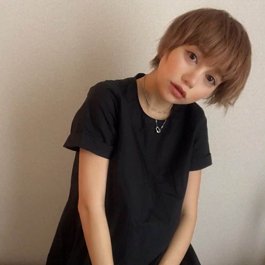 長谷川あやさんのインスタグラム写真 - (長谷川あやInstagram)「👖👖👖 #fashion #ootd #outfit #code #coordinate #style #titivate #titivatestyle #マタニティコーデ #妊婦コーデ #32w #プレママ #妊婦 #妊娠9ヶ月 #初マタ #妊娠32週 #152せんちこーで @titivatejp ・ ・ ・ いよいよ9ヶ月目に突入〜〜😂🙌 最近の悩みは浮腫みで象さん並みに ぶっとくなってきたふくらはぎ、、、💦 ・ いままで体が浮腫むことがなかったから 浮腫みすぎて痛いという体験が新鮮というか 地味に辛かったりします🙄🙄🙄 ・ あとは若干ツワリが復活してきたような🙄？ 我慢できるレベルのなんとなーく気持ち悪い毎日💦 ・ 先日の暖かかった日の #ティティベイト の #フレアマキシワンピース (´∀｀)💭 ・ アウター脱いだらこんな感じ✨ 脚が隠れるので助かってます！笑 ・ サイズは大きめなので Sサイズでも結構ゆったり〜💛」3月30日 10時54分 - ayasuke_0516
