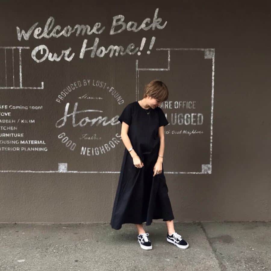 長谷川あやさんのインスタグラム写真 - (長谷川あやInstagram)「👖👖👖 #fashion #ootd #outfit #code #coordinate #style #titivate #titivatestyle #マタニティコーデ #妊婦コーデ #32w #プレママ #妊婦 #妊娠9ヶ月 #初マタ #妊娠32週 #152せんちこーで @titivatejp ・ ・ ・ いよいよ9ヶ月目に突入〜〜😂🙌 最近の悩みは浮腫みで象さん並みに ぶっとくなってきたふくらはぎ、、、💦 ・ いままで体が浮腫むことがなかったから 浮腫みすぎて痛いという体験が新鮮というか 地味に辛かったりします🙄🙄🙄 ・ あとは若干ツワリが復活してきたような🙄？ 我慢できるレベルのなんとなーく気持ち悪い毎日💦 ・ 先日の暖かかった日の #ティティベイト の #フレアマキシワンピース (´∀｀)💭 ・ アウター脱いだらこんな感じ✨ 脚が隠れるので助かってます！笑 ・ サイズは大きめなので Sサイズでも結構ゆったり〜💛」3月30日 10時54分 - ayasuke_0516