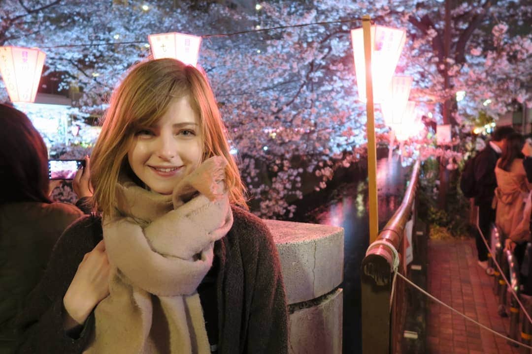 Ella Freyaさんのインスタグラム写真 - (Ella FreyaInstagram)「First time seeing cherry blossom (sakura) in Japan 🌸 It's so pretty !  私は日本に来てから初めて花見をしました。🌸 とても綺麗ですね ☺」3月30日 10時47分 - ella.freya