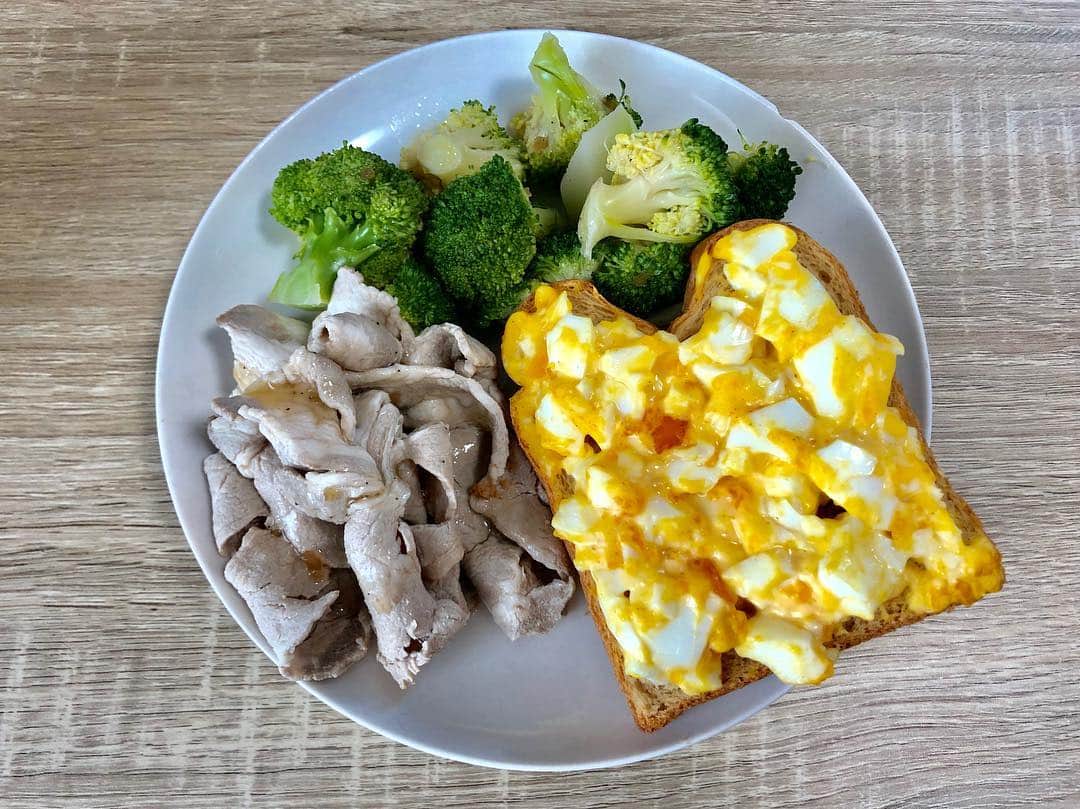 宮川杏奈さんのインスタグラム写真 - (宮川杏奈Instagram)「#パーソナルトレーナーの食事 #低糖質トレーナー . お姉んちにお泊りだったけど ブロッコリーとお肉とパンを持参🍞💕 . 低糖質がもうライフスタイル👍🏽 低糖質の商品が美味しいから 今の時代に感謝ですねぇ💓 . #上越YG #パーソナルトレーナー #筋肉女子 #トレーニング女子 #ケトジェニックライフ #ケトジェニックダイエット #ボディメイク #フィットネス #ダイエット #トレーニング #ワークアウト #低糖質高タンパク #低糖質ダイエット #ローカーボ #ロカボ食品 #ロカボ #低糖質ごはん #糖質オフ #パーソナルトレーナーの生活 #トレーニングジム #パーソナルトレーニング #プライベートジム #パーソナルトレーニングジム #ビーチバレー選手 #バレーボール選手 #低糖質パン」3月30日 10時57分 - an1221na