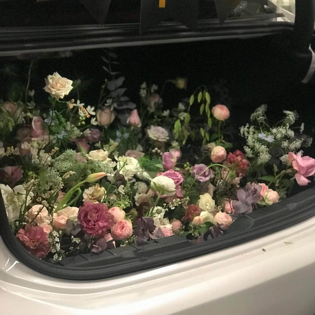 플로리스트 이주연 florist Lee Ju Yeonさんのインスタグラム写真 - (플로리스트 이주연 florist Lee Ju YeonInstagram)「. . #트렁크프로포즈 . . 설레는 순간 💕 . #수업문의 #주문예약 #lesson #Order  Katalk ID vaness52 클래스상시모집 당일꽃주문가능 WeChat ID vaness_flower E-mail vanessflower@naver.com . 강남구 신사동 515-2 📞02-545-6813 . #vanessflower #florist #flowershop #handtied #flowerlesson #花束 #花束包装 #바네스플라워 #플라워카페 #플로리스트 #꽃다발 #부케 #플로리스트학원 #신사동꽃집 #신사역꽃집 #꽃꽂이수업 #플라워레슨 #꽃다발포장법 #꽃수업 #꽃주문 #하우스웨딩 #대관 #카페대관 #강남카페대관」3月30日 10時58分 - vanessflower