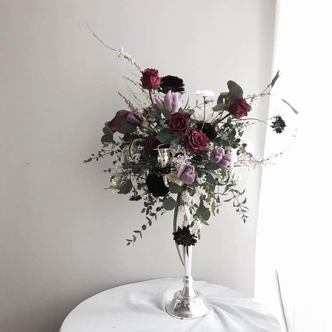 플로리스트 이주연 florist Lee Ju Yeonさんのインスタグラム写真 - (플로리스트 이주연 florist Lee Ju YeonInstagram)「. . #촛대장식 #candledecor . . 우아하고 매력있는 🖤 . #수업문의 #주문예약 #lesson #Order  Katalk ID vaness52 클래스상시모집 당일꽃주문가능 WeChat ID vaness_flower E-mail vanessflower@naver.com . 강남구 신사동 515-2 📞02-545-6813 . #vanessflower #florist #flowershop #handtied #flowerlesson #花束 #花束包装 #바네스플라워 #플라워카페 #플로리스트 #꽃다발 #부케 #플로리스트학원 #신사동꽃집 #신사역꽃집 #꽃꽂이수업 #플라워레슨 #꽃다발포장법 #꽃수업 #꽃주문 #하우스웨딩 #대관 #카페대관 #강남카페대관」3月30日 11時08分 - vanessflower