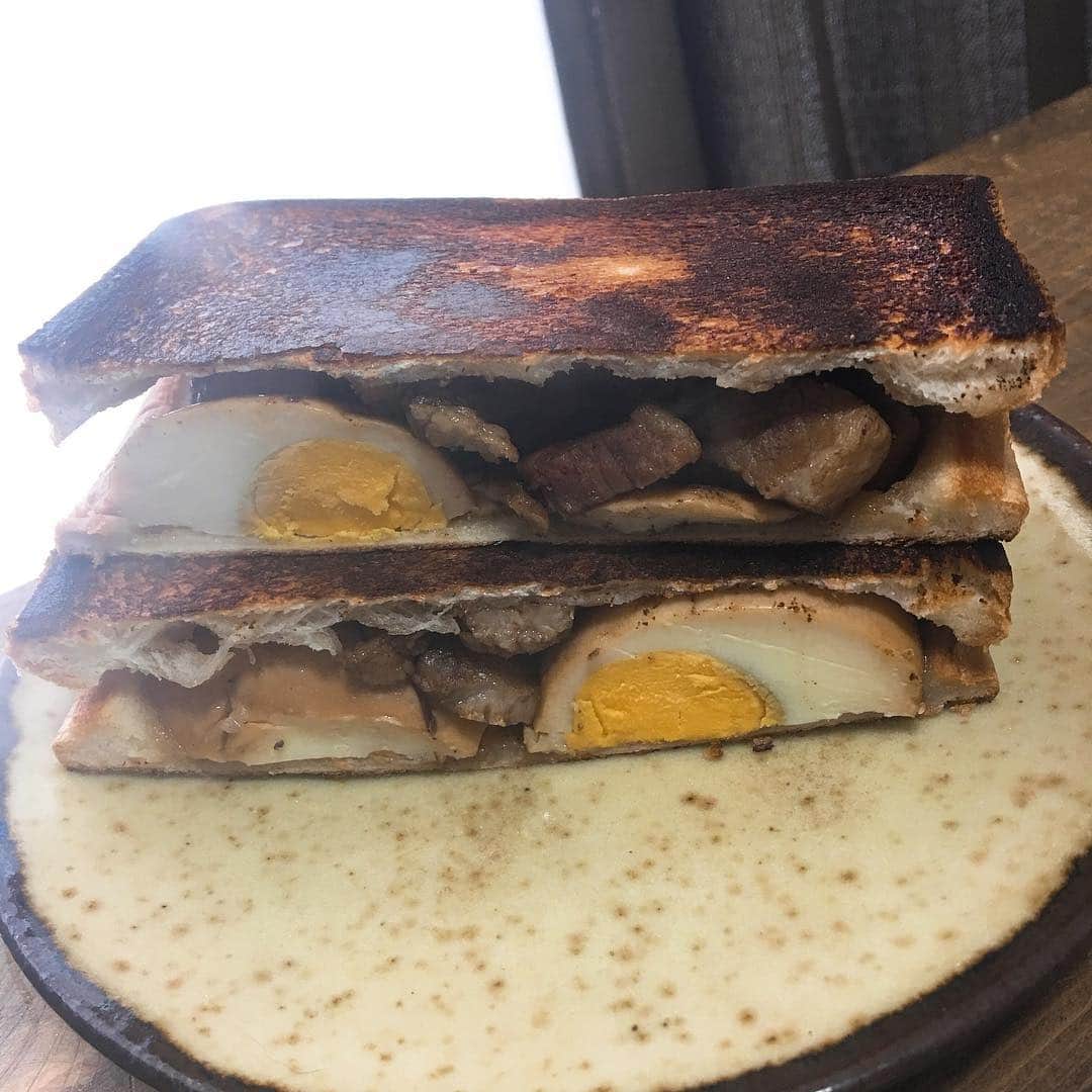 のインスタグラム：「3食連続るーろーはん。パンに挟んでるからるーろーぱん？ホットサンドでもおいしいけど焼き過ぎた。 #hotsandwich #ホットサンド #おうちごはん #るーろーはん #魯肉飯 #滷肉飯 #おうちごはん金巻#ひとりごはん」