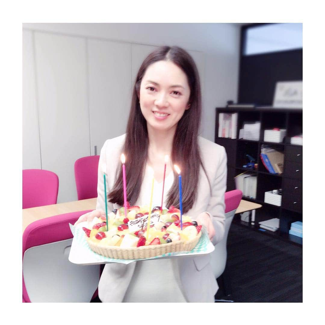 小西さやかさんのインスタグラム写真 - (小西さやかInstagram)「【40歳になります！】 ついに、今日40歳になります。大分先だと思っていた40代がこんなにすぐ来るなんて、、、。 会社のみんなが豪華なキルフェボンのフルーツタルトでお祝いしてくれました。 もちろんプレゼントはロッツォグッズ。レアアイテムを取り寄せてくれたり、本当にありがとうございます。 . みなさんは、身体の変化などありましたか？ 40代は女性ホルモンが急激に減少したり、疲れやすくなり体力がなくなってきます。 そして、水分量は年齢とともに減少してきていますが、皮脂量が減り始めるのが40代から。 そのため、肌の乾燥やしわ、たるみなどに悩む年代になります。 . 今までは無理して休みなく働いてきましたが、これからは社員にどんどん仕事を任せて、身体を壊さないように働きたいと思います。 これからも皆さんよろしくお願い致します。 40代の先輩方がいらっしゃいましたら、是非、対策いろいろ教えてくださいね。 #40代#誕生日#キルフェボン#フルーツタルト#ディズニー#ロッツォ#トイストーリー#女性ホルモン#更年期#女性ホルモン#しわ#くすみ#乾燥#たるみ」3月30日 11時09分 - cosmeconcierge