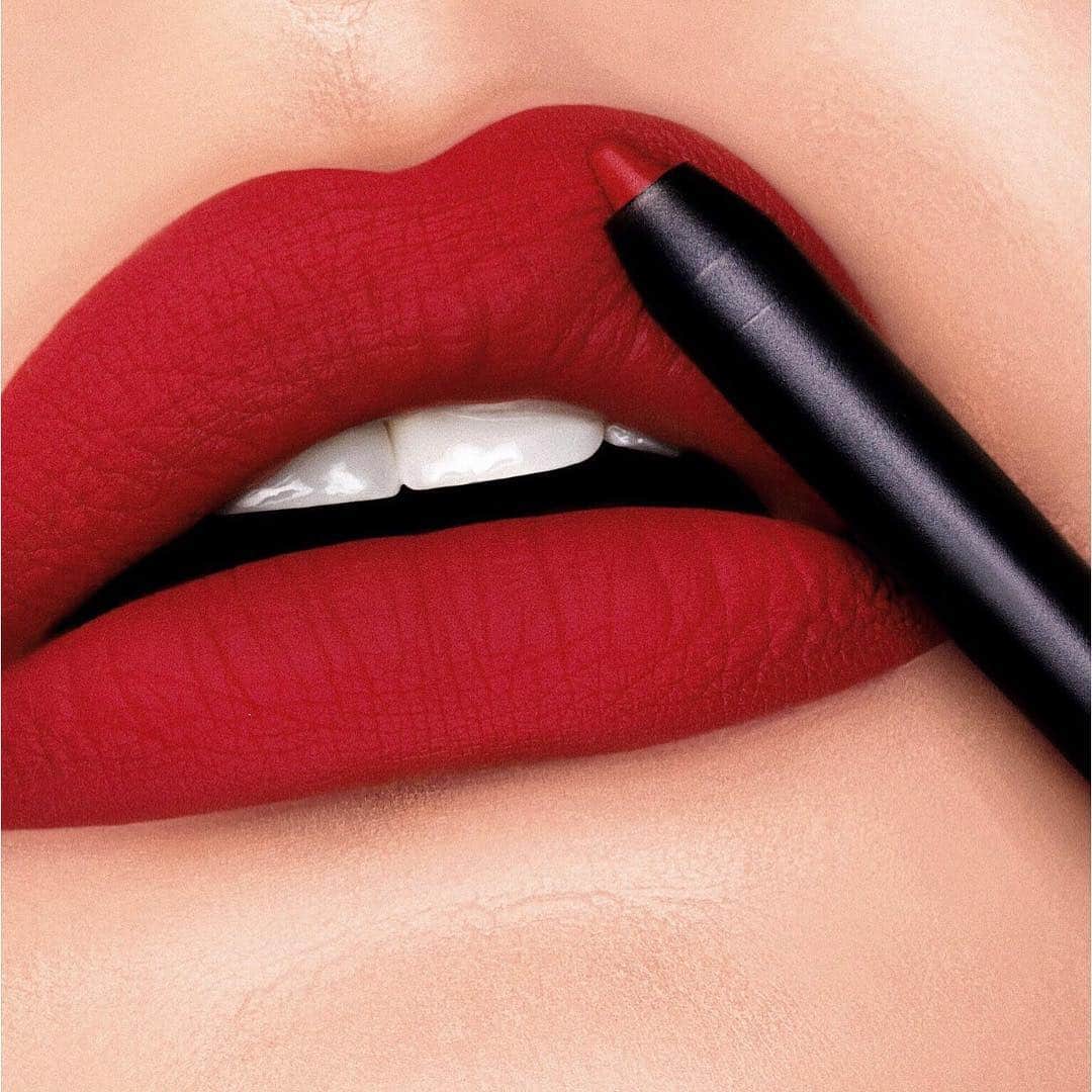 Kylie Cosmeticsさんのインスタグラム写真 - (Kylie CosmeticsInstagram)「BAD LIL THING #LipKit💃🏻❤️ A beautiful matte burnt red! Tap to shop! 📷: @rebellebeautyx」3月30日 11時13分 - kyliecosmetics