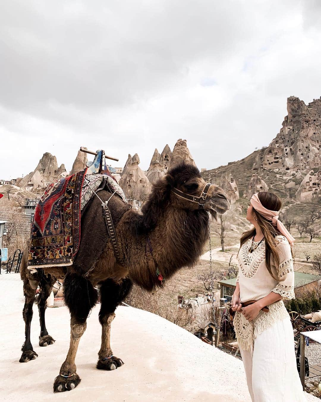 島野ミキさんのインスタグラム写真 - (島野ミキInstagram)「・ ・ トルコで絶対乗ろうと思ってたラクダさん🐪 まさかのかおりおの勘違いで思ってた場所での ラクダとツーショットはいけなかったが😂笑 これはこれで良き写真が撮れたからまいっかwww ・ ・ #PasabagValley#Pasabag#パシャーバ#ファッション#fashion#ootd#Cappadocia#nature#trip#tripadvisor#Turkey#goreme#アラビアン#カッパドキア#世界遺産#海外旅行#ここにitta#週末野心#ソトアソビ#旅行好きな人と繋がりたい #海外好きな人と繋がりたい#Life#traveler#travel#海外旅行#タビジョ#女子旅#自然#amazing#life#camel#animal」3月30日 11時14分 - miki_shimano