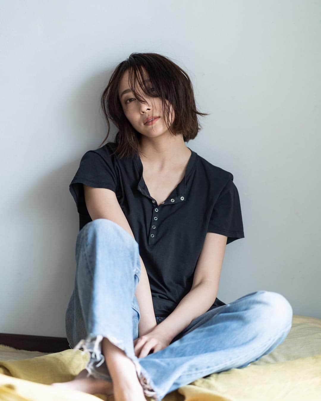 泉見祐希のインスタグラム：「. マスダさん糸瀬さんの最強ペアで今年2回目の撮影。休みの日の朝のような気分で🍃みなさんも素敵な土曜日を！👋🏼 . Photography @masudahiroshi  Hair & Make up @sachikoitose」