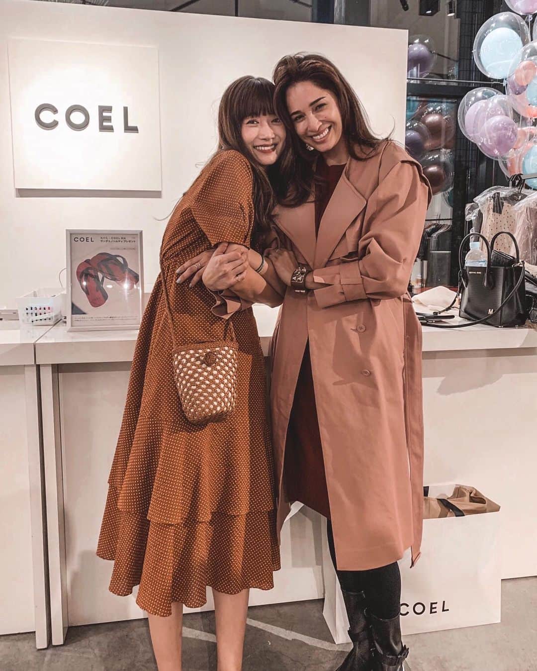 のインスタグラム：「昨日はヨンちゃんのお洋服ブランド "COEL"の夏の新作コレクションの 展示会へ行ってきました☺️💕 ・ すごく、可愛いかった！オーダーした服が 早く着るのが楽しみです😍❤️ ・ 素敵な服ブランドを立ち上げ、 頑張っているヨンちゃんが素晴らしい😊🙏 ・ おめでとう🎊😘 @youn1029 ・ Yesterday  at “COEL”  summer collection exhibition❤️ ・ So proud to see my dear friend Youn-a  so successful on her clothing brand 🎊❤️🙏 ・  big congrats 😘 @youn1029 ・ ・ ・ @coel_y ・ #coel#youn-a#ヨンア」