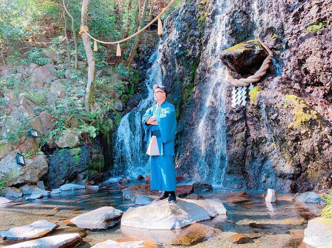 のインスタグラム：「・ 箱根での映えショット📸 ・ 浴衣にキャップ、、、 案外いけるな笑 ・ 浴衣事業でもやろーかな🎶 ・ #開運 #箱根 #浴衣 #369  #非常識 #自由 #宇宙の法則」