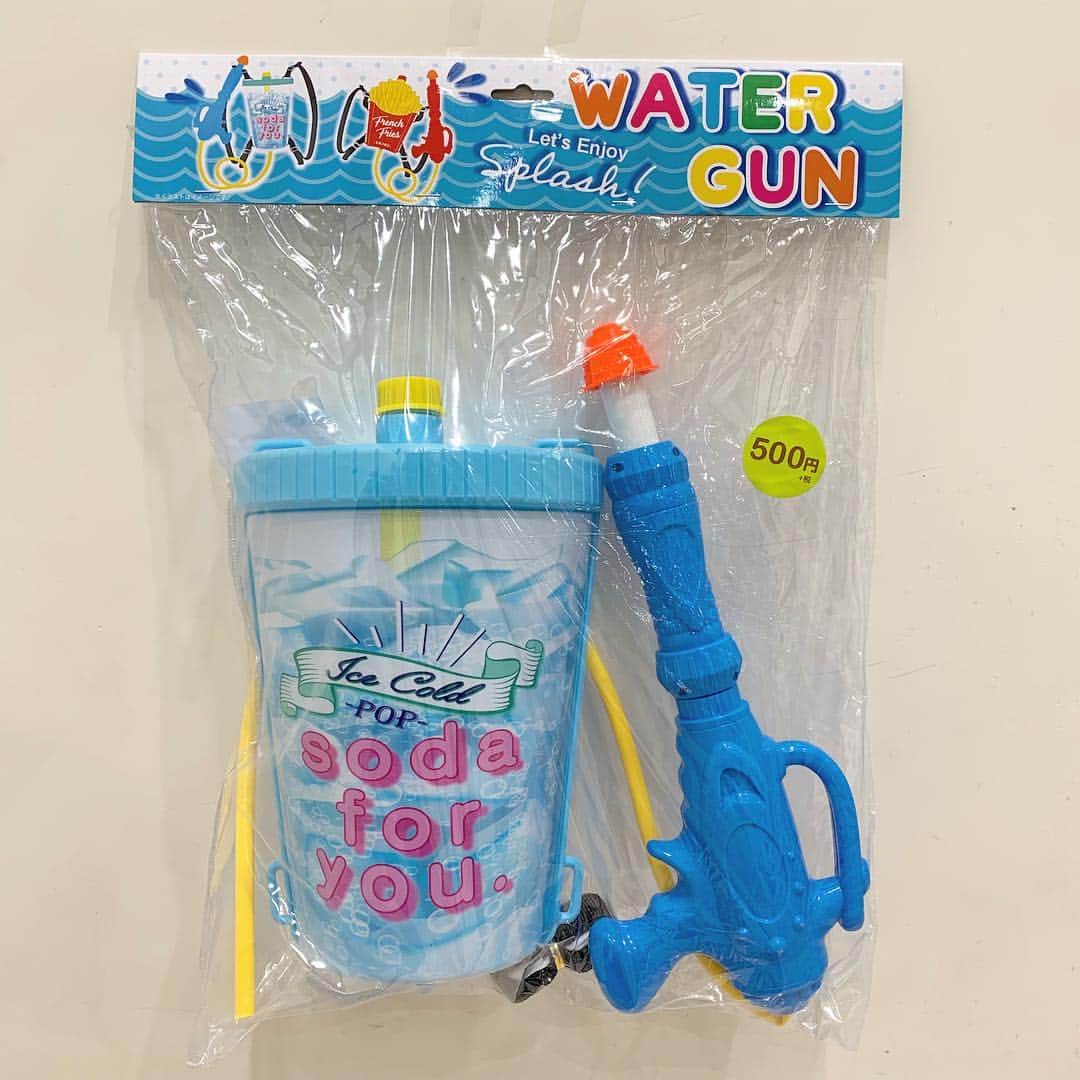 Maiko 【3COINS公式】さんのインスタグラム写真 - (Maiko 【3COINS公式】Instagram)「ソーダ入荷🥤 . . 菖蒲店では前回ご紹介した3型に加えて、 ソーダのリュック型水鉄砲が入荷しました✨ . これもまたかわいい💘😍 . . 🔸リュック型水鉄砲 ¥500＋tax . . ゴールデンウィークに盛り上がること間違いなしのこのアイテム！ 是非、店頭でチェックしてみてください😊！ . . . ※店舗により在庫状況が異なります。お気軽にお近くの店舗までお問い合わせください。  #3COINS#3コインズ#スリコ#3C#スリーコインズ#プチプラ#モラージュ菖蒲#モラージュ#リュック型水鉄砲#水鉄砲#ソーダ#人気商品#ゴールデンウィーク#ウォーターガン」3月30日 11時17分 - 3coins_.maiko
