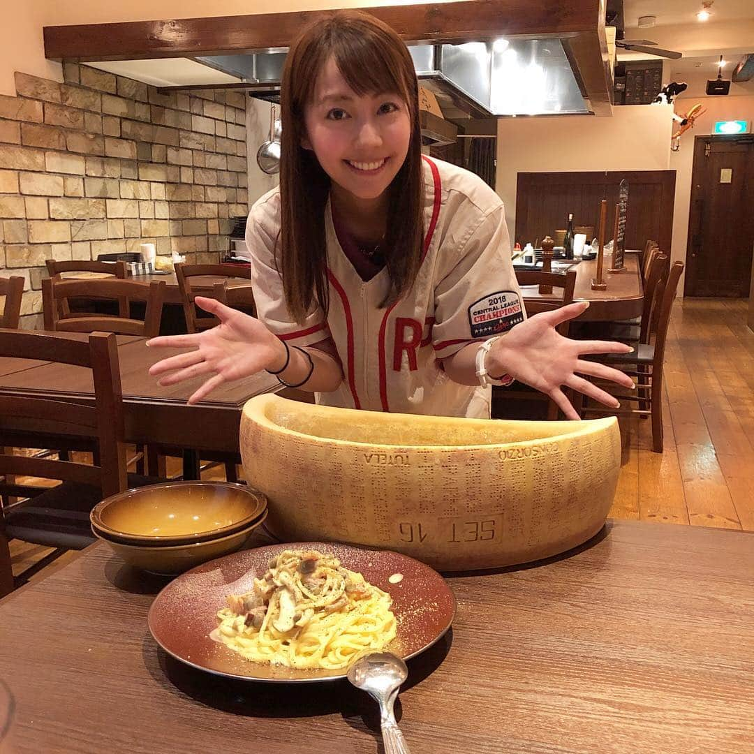 うえむらちかさんのインスタグラム写真 - (うえむらちかInstagram)「うえむらちかのカープごはん。2019  記念すべき1食目は… . 【えびすの隠れ家　鉄板ふく】@teppan_fuku  さんに行ってきましたー！  いつもナイターの後のご飯屋さんを探すのに苦労するんですが、やっぱり一番は時間ですよね💦 . 鉄板ふくさんは2:00amまで営業されているので、サクサク〜と終わった日も長引いた試合の日でも安心🤣（試合終わったら入れるかとりあえず電話してみよう☎️） . 開幕戦は特に大瀬良投手と菅野投手との白熱した投げ合いで席を立つことが出来なかったので、お腹ぺこぺこでお店にたどり着きました！  今回食べたメニューはこちら☟ . ⚫︎ふくのシーザーサラダ. ⚫︎ふくの鉄板焼きポテトサラダ ⚫︎アスパラの鉄板焼き 焦がしバターソース ⚫︎海老とブロッコリーのガーリックソテー ⚫︎牛ハラミの鉄板焼き ⚫︎イタリア直送‼︎パルメザンチーズの器で仕上げる濃厚チーズカルボナーラ  空腹を我慢しきれず&美味しすぎて、食が進む進む🤤 . 料理が見えなくなるくらいたっぷりチーズをかけてくださったり、鉄板焼き屋さんのポテトサラダも食べやすくてペロリだし、カルボナーラは絶品でした💕 .  私があまりに早く平らげるので店長さんも笑っていました笑  勝利の美酒の肴は、カープ話とオシャレで美味しい鉄板イタリアン🥂  ひとりでふらっと行くもよし 女子会やデートにも さあ、召し上がれ〜🤲 . . . 🍴えびすの隠れ家　鉄板ふく 広島県広島市中区堀川町1ー32コニービル401 電話番号	082-247-3048 営業時間	月～土、祝前日: 18:00～翌2:00 （料理L.O. 翌1:00 ドリンクL.O. 翌1:00） 定休日 日、祝  https://teppanfuku.owst.jp/  #えびすの隠れ家鉄板ふく #広島イタリアン #オマール海老 #広島 #広島鉄板焼き #鉄板ふく #pr #コラボベース #フードスタグラム #広島ごはん #勝鯉のごはん #カープ女子 #carp #うえむらちかのカープごはん」3月30日 11時21分 - uemurachika