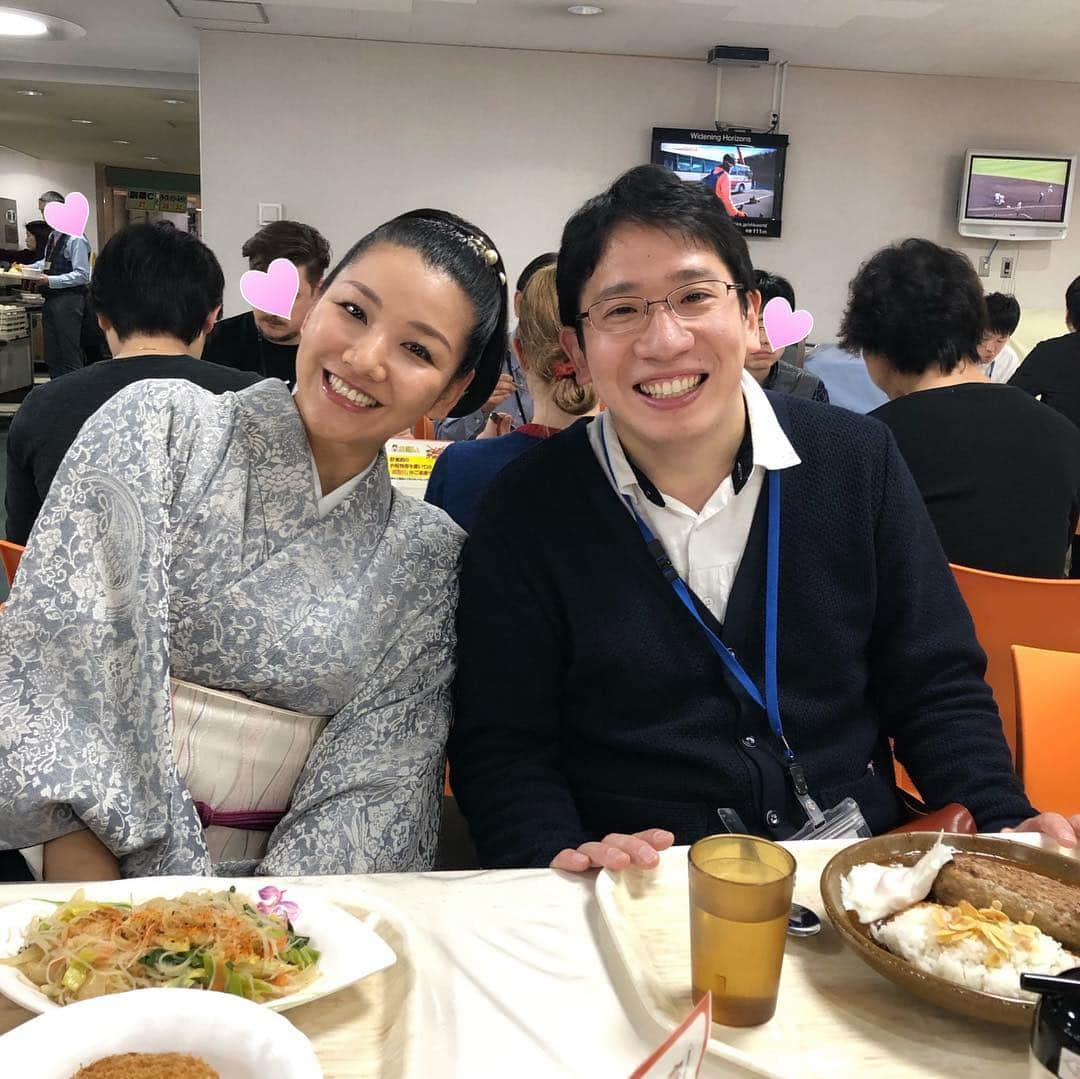 林家あずみさんのインスタグラム写真 - (林家あずみInstagram)「昨日 NHKのラジオ ネクスト名人寄席の収録でした😆✌️✌️放送は少し先の5月25日です😊また日が近くなりましたら告知させて下さいませ😆🙏最後にアクシデント有りなので是非聴いていただきたいです😅💦NHKの食堂でご飯たべてみたいとギャーギャー騒いだら、わさびお兄さんがご馳走して下さいました😍❤️ほぼカツアゲですね😅三四郎お兄さん、歌太郎お兄さんも一緒にみーんな わさびお兄さんにご馳走になりました😆🙏わさびお兄さんありがとうございます😆🙏 #NHKネクスト名人寄席 #林家あずみ」3月30日 11時22分 - kurohime424