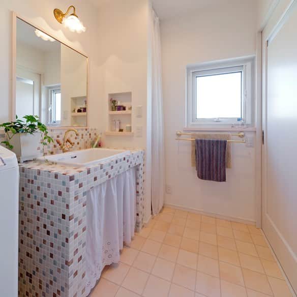 ハウスサポート/アイリーフラボさんのインスタグラム写真 - (ハウスサポート/アイリーフラボInstagram)「【ホワイトベースの明るい洗面所】  ホワイトの壁や明るい色を組み合わせたモザイクタイルで、洗面所全体が明るい印象に✨  ゴールドの水栓やタオル掛けがアクセントになっています😌  #モザイクタイル  #ホワイトベースお家 #暮らしを楽しむ  ーーーーーーーーーーーーーーーーー  #施工事例 #外観 #リビング #キッチン 他の写真はこちら→@i_reef_labo  ーーーーーーーーーーーーーーーーー  #ハウスサポート  #i _reef _labo  #アイリーフラボ  は#京都  府#向日市の#工務店  です🏠  #暮らし  から#デザイン  する#家づくり  を提案しています。 お客様と一緒に、じっくりコトコト#新築  #注文住宅  #マイホーム  を作っていきたいと考えています😊  #無垢  材や#自然素材  をふんだんに使用した香り豊かな#木の家  や#カフェ風  の #インテリア  や#かわいい家  #かっこいい家  #おしゃれな家  #子育てママの家  で#暮らしを楽しむ  こと、#シンプルライフ  を過ごしたいとお考えの方は、是非ともご相談下さい😊  お家つくりの資料請求はコチラから →@request_hs」3月30日 11時23分 - i_leaf_labo