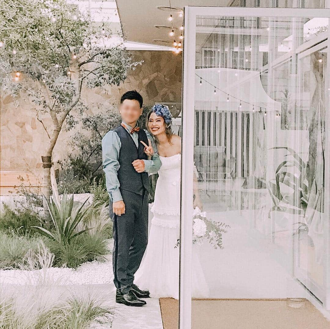 井村亜里香さんのインスタグラム写真 - (井村亜里香Instagram)「もうすぐ結婚式から早1年⛪️ 私が結婚式をして1番に思ったのはNGだらけなこと🙄 ・ #プレ花嫁 さん必見👰🏼 今、持ち込み可能になるサービス 【choole】というサービスができたそう🌹 ・ chooleを使って予約すると NGが多いドレスやヘアメイクさんの持ち込みもOK👍 しかも直接SHOPと繋がって借りられるので マージンなどの手数料もかからないのです😳 ・ 使い方はとっても簡単！ (今回はシュミレーションで試してみました♥ スライドしてみてね🖕🏻) ・ LINEで理想の結婚式のスクショを送るだけで ウエディングプランナー出身の経験豊富な コンシェルジュスタッフが 無料で相談にのってくれます💁‍♂️ ・ ドレス、ヘアメイク、カメラマン、装花が 1000以上のアイテムから自由に選んで お得なウエディングが可能になっちゃいます👠💕 ・ もっと早くこのサービスが できていたら自分の結婚式の準備の時も 手間も省けて楽だっただろうな～😳笑 ・ シュミレーション結果も式場に @thebeach_yokohama とドレスに @mutin_dresstailor をオススメされたので 自分のやりたい結婚式に的確にアドバイスしてくれると実感しました😲✌️ ・ 会場が決まっている方でも @choole_wedding を使えるので ぜひ相談してみてね🕊 ・ #choole #choolewedding #choole花嫁 #PR #結婚式準備 #結婚式するなら好きなモノだけ #プレ花嫁 #オリジナルウエディング」3月30日 11時24分 - arika_imura