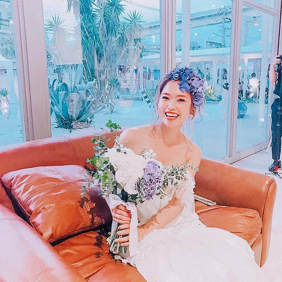 井村亜里香さんのインスタグラム写真 - (井村亜里香Instagram)「もうすぐ結婚式から早1年⛪️ 私が結婚式をして1番に思ったのはNGだらけなこと🙄 ・ #プレ花嫁 さん必見👰🏼 今、持ち込み可能になるサービス 【choole】というサービスができたそう🌹 ・ chooleを使って予約すると NGが多いドレスやヘアメイクさんの持ち込みもOK👍 しかも直接SHOPと繋がって借りられるので マージンなどの手数料もかからないのです😳 ・ 使い方はとっても簡単！ (今回はシュミレーションで試してみました♥ スライドしてみてね🖕🏻) ・ LINEで理想の結婚式のスクショを送るだけで ウエディングプランナー出身の経験豊富な コンシェルジュスタッフが 無料で相談にのってくれます💁‍♂️ ・ ドレス、ヘアメイク、カメラマン、装花が 1000以上のアイテムから自由に選んで お得なウエディングが可能になっちゃいます👠💕 ・ もっと早くこのサービスが できていたら自分の結婚式の準備の時も 手間も省けて楽だっただろうな～😳笑 ・ シュミレーション結果も式場に @thebeach_yokohama とドレスに @mutin_dresstailor をオススメされたので 自分のやりたい結婚式に的確にアドバイスしてくれると実感しました😲✌️ ・ 会場が決まっている方でも @choole_wedding を使えるので ぜひ相談してみてね🕊 ・ #choole #choolewedding #choole花嫁 #PR #結婚式準備 #結婚式するなら好きなモノだけ #プレ花嫁 #オリジナルウエディング」3月30日 11時24分 - arika_imura