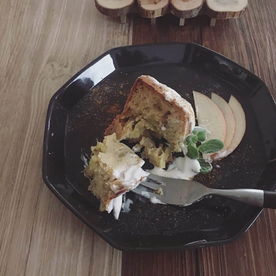 宮前真樹さんのインスタグラム写真 - (宮前真樹Instagram)「#うちの子記念日  せっかくなのでケーキを焼いたよ。  お砂糖ナシでお芋と林檎の米粉パウンド バターの代わりにココナッツオイルで風味付け。  地味なお菓子なので林檎スライスを並べたけど 雑だったわ…。 . . エルマーと一緒に食べられるケーキです🐕  クリームはココナッツミルクと 無糖ヨーグルトを水切りしたもの。  水切りの時間が足りず クリーム柔らか過ぎ… もう少しかたければ途中でクリームが止まるし もっとかためにすればフロスティングのようになり どちらも素朴で可愛らしいデコレーションになります。 というか…その予定が失敗したんだけど😂  お芋の甘さと林檎のほのかな酸味で お砂糖ナシでも美味しく食べれます。  人間用にはお皿に盛ってから シナモンとカルダモンのパウダーをパラリと。 ワインにも合いそう🍷 甘いのが好きならクリームを甘くすればOKね。 #犬ケーキ #犬ケーキ手作り #手作り犬おやつ #犬も人間も食べられるケーキ  #砂糖なしケーキ #バターなしケーキ #米粉のケーキ #ノンシュガーケーキ #グルテンフリーケーキ #エルマーの記録 #つまみ食いは特別な日だけだよ！ #お菓子作りは準備が大事 #準備8割仕上げ2割 #知らんけどw」3月30日 16時56分 - miyamaemaki0116