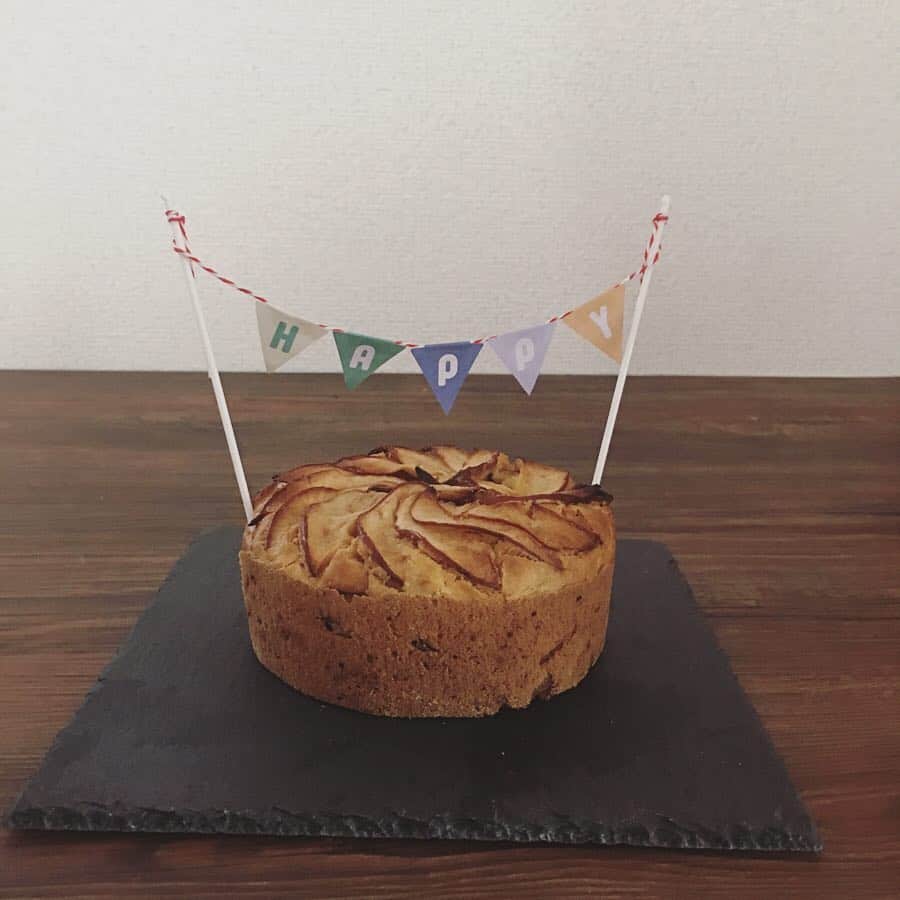 宮前真樹さんのインスタグラム写真 - (宮前真樹Instagram)「#うちの子記念日  せっかくなのでケーキを焼いたよ。  お砂糖ナシでお芋と林檎の米粉パウンド バターの代わりにココナッツオイルで風味付け。  地味なお菓子なので林檎スライスを並べたけど 雑だったわ…。 . . エルマーと一緒に食べられるケーキです🐕  クリームはココナッツミルクと 無糖ヨーグルトを水切りしたもの。  水切りの時間が足りず クリーム柔らか過ぎ… もう少しかたければ途中でクリームが止まるし もっとかためにすればフロスティングのようになり どちらも素朴で可愛らしいデコレーションになります。 というか…その予定が失敗したんだけど😂  お芋の甘さと林檎のほのかな酸味で お砂糖ナシでも美味しく食べれます。  人間用にはお皿に盛ってから シナモンとカルダモンのパウダーをパラリと。 ワインにも合いそう🍷 甘いのが好きならクリームを甘くすればOKね。 #犬ケーキ #犬ケーキ手作り #手作り犬おやつ #犬も人間も食べられるケーキ  #砂糖なしケーキ #バターなしケーキ #米粉のケーキ #ノンシュガーケーキ #グルテンフリーケーキ #エルマーの記録 #つまみ食いは特別な日だけだよ！ #お菓子作りは準備が大事 #準備8割仕上げ2割 #知らんけどw」3月30日 16時56分 - miyamaemaki0116