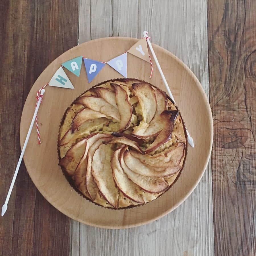 宮前真樹さんのインスタグラム写真 - (宮前真樹Instagram)「#うちの子記念日  せっかくなのでケーキを焼いたよ。  お砂糖ナシでお芋と林檎の米粉パウンド バターの代わりにココナッツオイルで風味付け。  地味なお菓子なので林檎スライスを並べたけど 雑だったわ…。 . . エルマーと一緒に食べられるケーキです🐕  クリームはココナッツミルクと 無糖ヨーグルトを水切りしたもの。  水切りの時間が足りず クリーム柔らか過ぎ… もう少しかたければ途中でクリームが止まるし もっとかためにすればフロスティングのようになり どちらも素朴で可愛らしいデコレーションになります。 というか…その予定が失敗したんだけど😂  お芋の甘さと林檎のほのかな酸味で お砂糖ナシでも美味しく食べれます。  人間用にはお皿に盛ってから シナモンとカルダモンのパウダーをパラリと。 ワインにも合いそう🍷 甘いのが好きならクリームを甘くすればOKね。 #犬ケーキ #犬ケーキ手作り #手作り犬おやつ #犬も人間も食べられるケーキ  #砂糖なしケーキ #バターなしケーキ #米粉のケーキ #ノンシュガーケーキ #グルテンフリーケーキ #エルマーの記録 #つまみ食いは特別な日だけだよ！ #お菓子作りは準備が大事 #準備8割仕上げ2割 #知らんけどw」3月30日 16時56分 - miyamaemaki0116