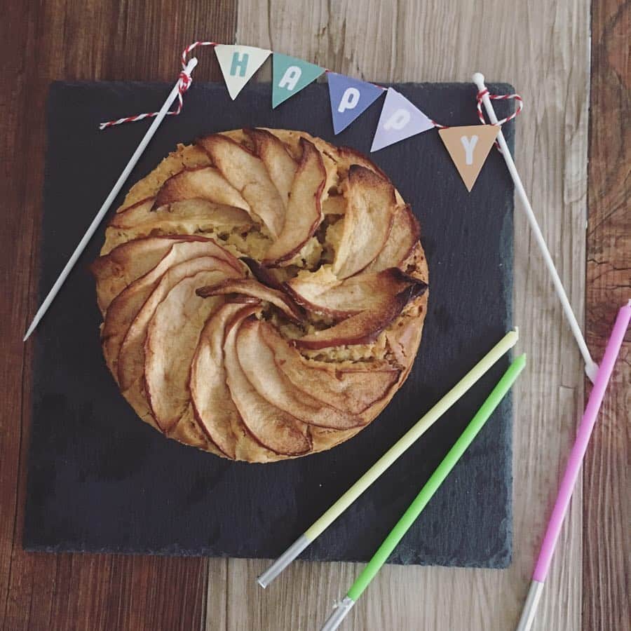 宮前真樹さんのインスタグラム写真 - (宮前真樹Instagram)「#うちの子記念日  せっかくなのでケーキを焼いたよ。  お砂糖ナシでお芋と林檎の米粉パウンド バターの代わりにココナッツオイルで風味付け。  地味なお菓子なので林檎スライスを並べたけど 雑だったわ…。 . . エルマーと一緒に食べられるケーキです🐕  クリームはココナッツミルクと 無糖ヨーグルトを水切りしたもの。  水切りの時間が足りず クリーム柔らか過ぎ… もう少しかたければ途中でクリームが止まるし もっとかためにすればフロスティングのようになり どちらも素朴で可愛らしいデコレーションになります。 というか…その予定が失敗したんだけど😂  お芋の甘さと林檎のほのかな酸味で お砂糖ナシでも美味しく食べれます。  人間用にはお皿に盛ってから シナモンとカルダモンのパウダーをパラリと。 ワインにも合いそう🍷 甘いのが好きならクリームを甘くすればOKね。 #犬ケーキ #犬ケーキ手作り #手作り犬おやつ #犬も人間も食べられるケーキ  #砂糖なしケーキ #バターなしケーキ #米粉のケーキ #ノンシュガーケーキ #グルテンフリーケーキ #エルマーの記録 #つまみ食いは特別な日だけだよ！ #お菓子作りは準備が大事 #準備8割仕上げ2割 #知らんけどw」3月30日 16時56分 - miyamaemaki0116